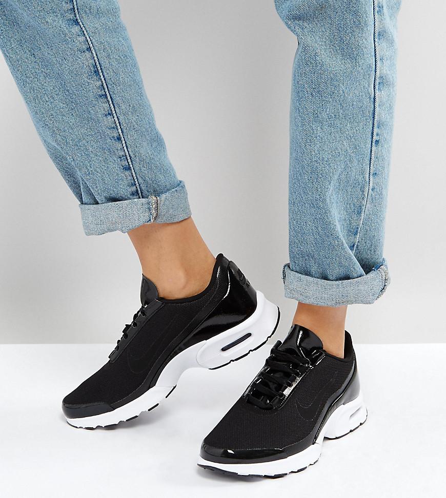 Aria || NIKE TORNASOL