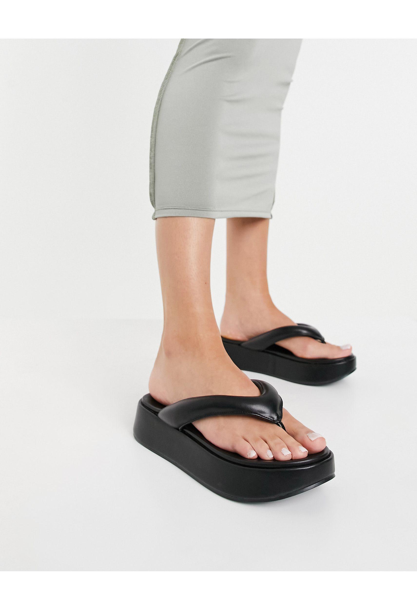 ASOS Ferris - Teenslippers Met Brede Pasvorm En Dikke Zool in het Zwart -  Lyst