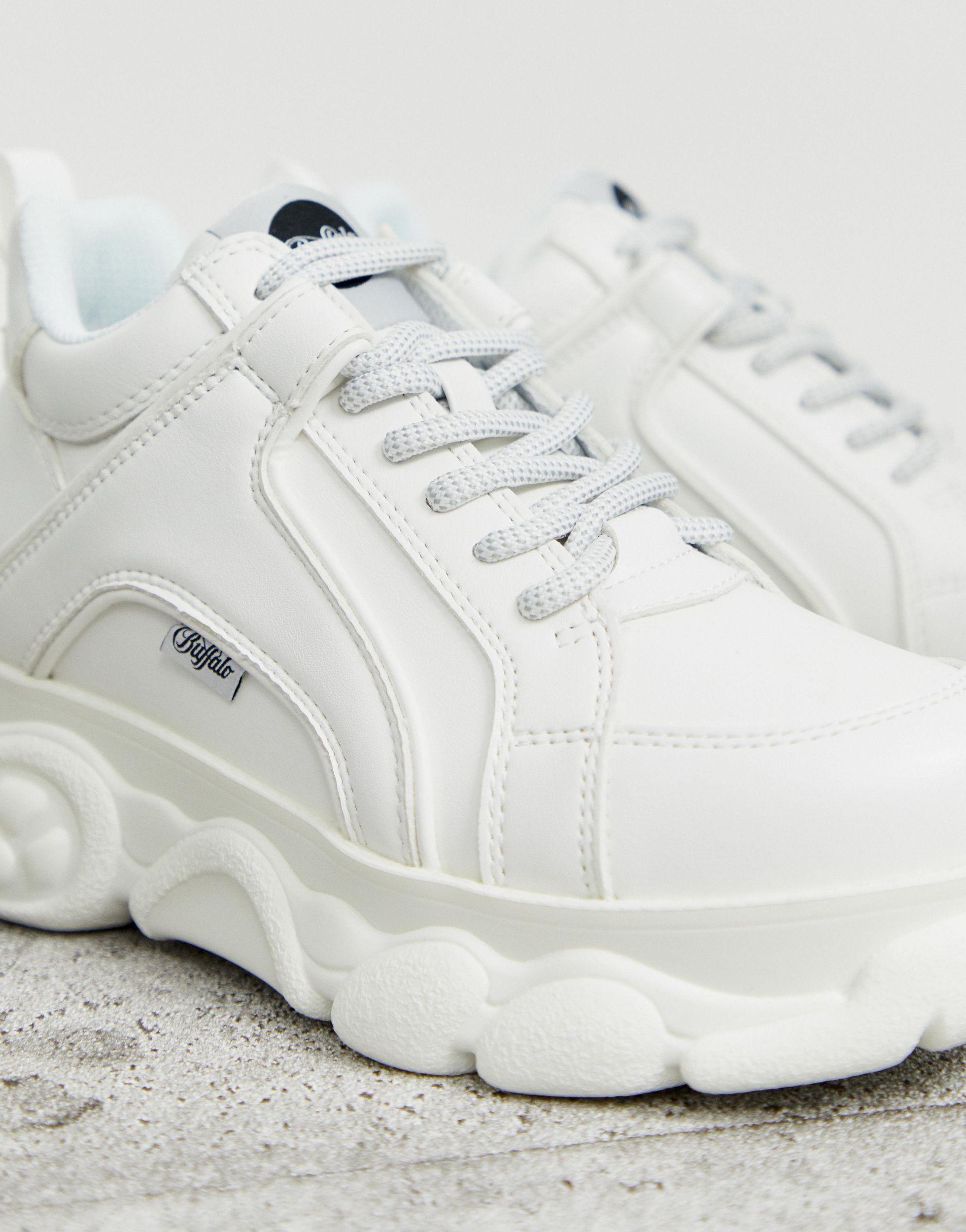 Белые кроссовки. Белые массивные кроссовки. Белые кеды на толстой подошве. Белые кроссовки мужские. Мужские белые кроссовки на высокой подошве.