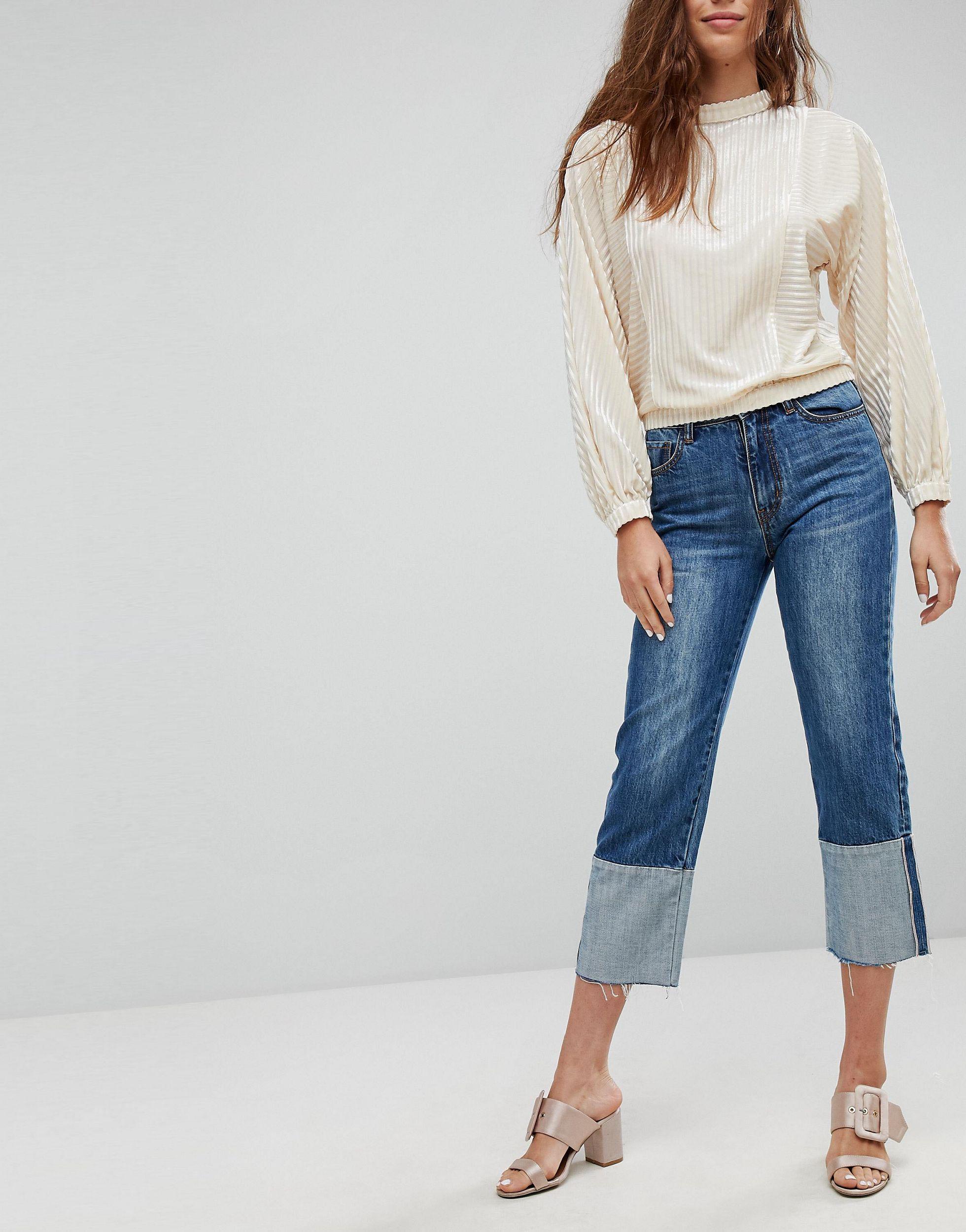 Широкие джинсы модели. Джинсы с модным подворотом. Джинсы с широким подворотом. Широкие укороченные джинсы. Широкие укороченные джинсы женские.