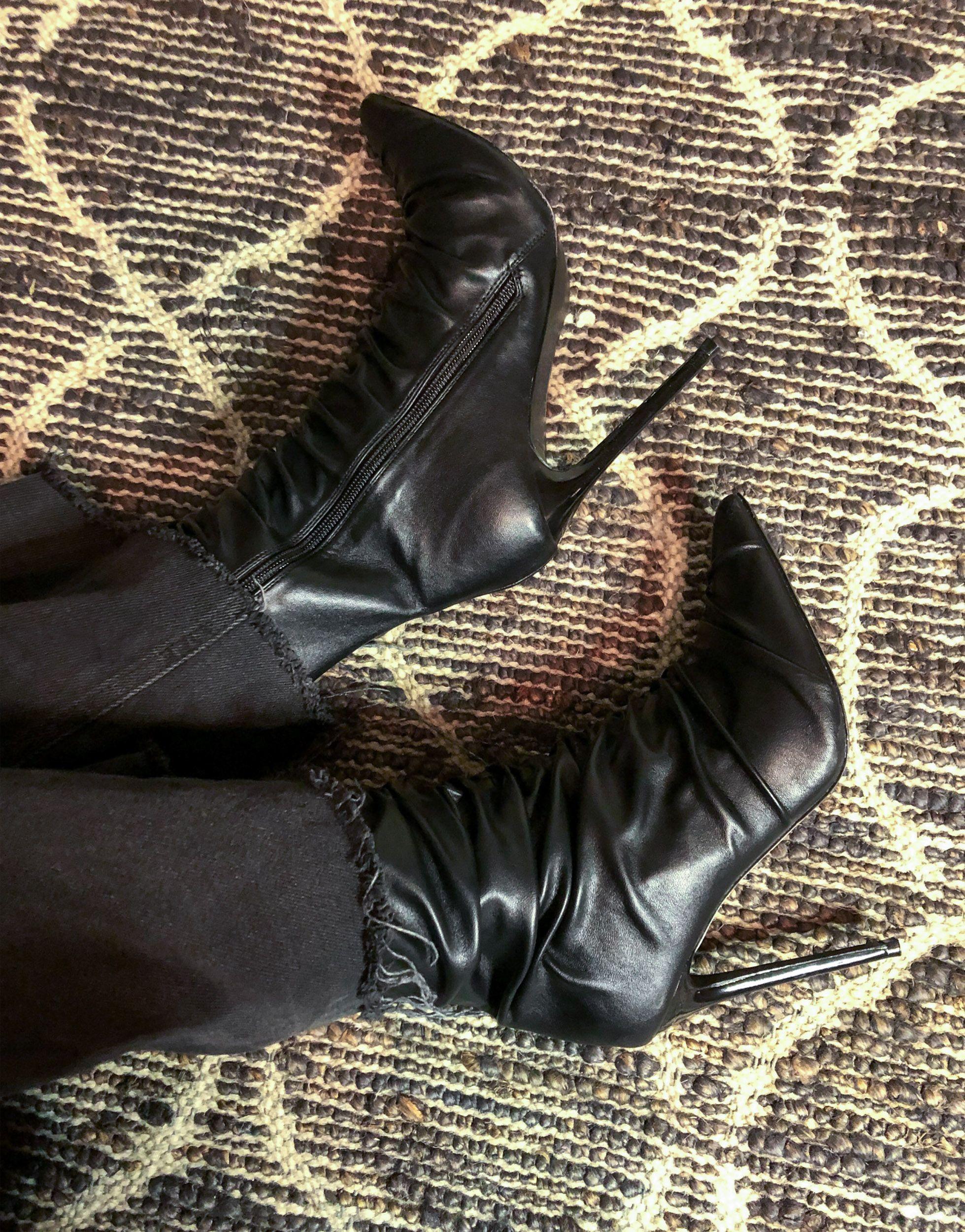 ruched boots black