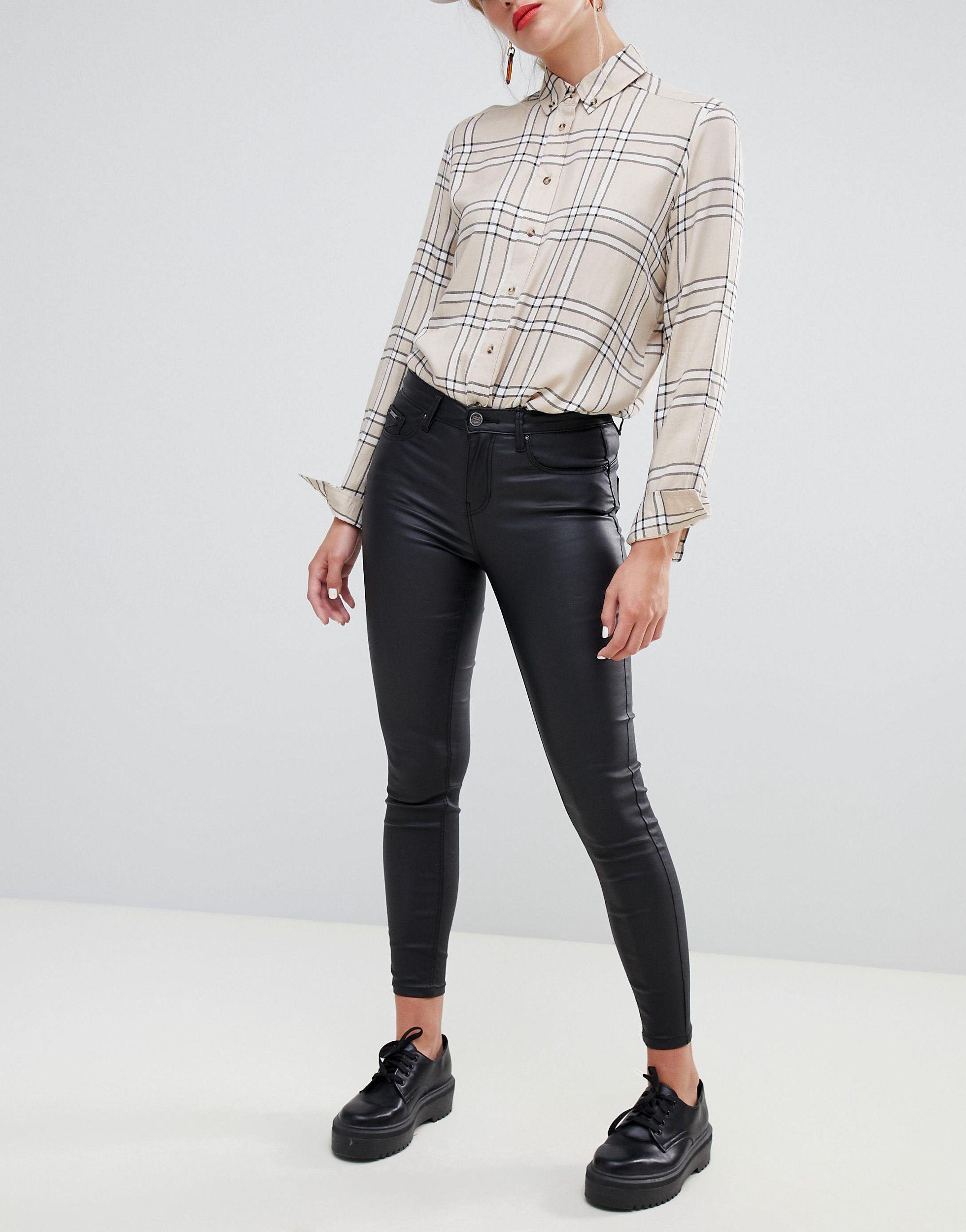 Stradivarius tiene el vaquero mom fit que más favorece a las chicas de  todas las tallas