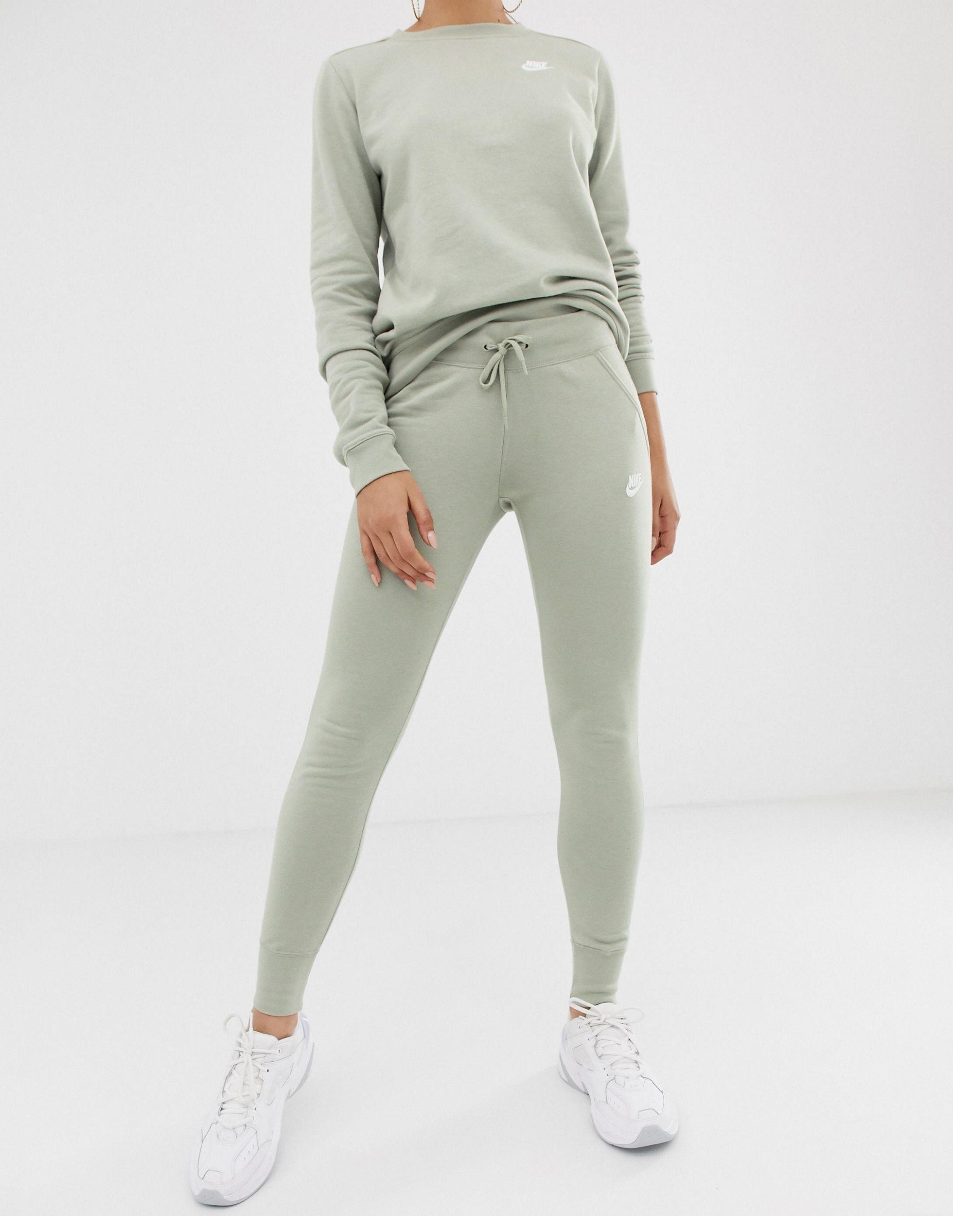 Nike – Enge, salbeigrüne Jogginghose in Grau | Lyst DE