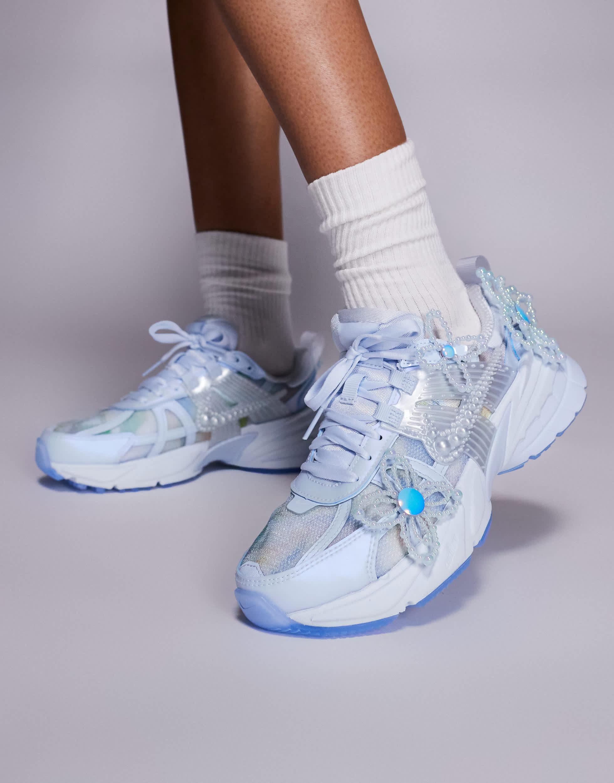 ナイキ NIKE V2K RUN Artist Collection 23 nike-Blue-X-Susan-Fang-V2k-Run