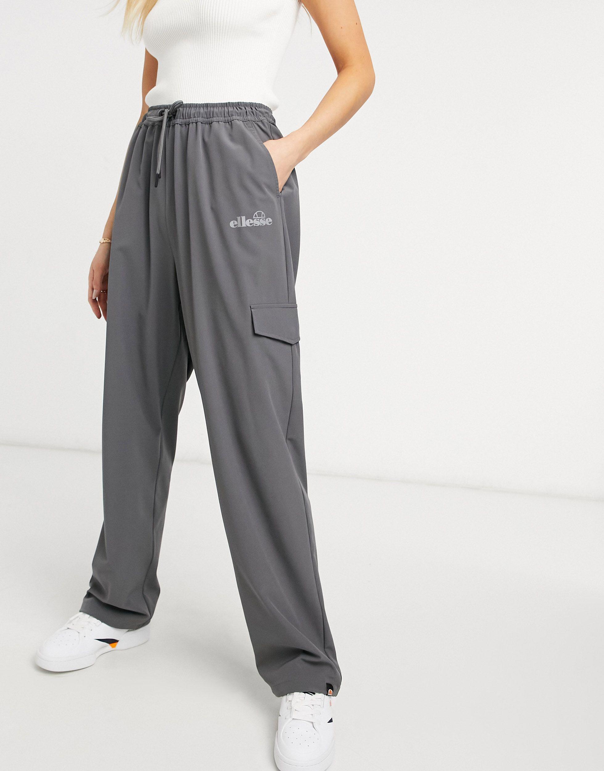In esclusiva per asos - - pantaloni cargo grigi con logo riflettente di  Ellesse in Grigio | Lyst