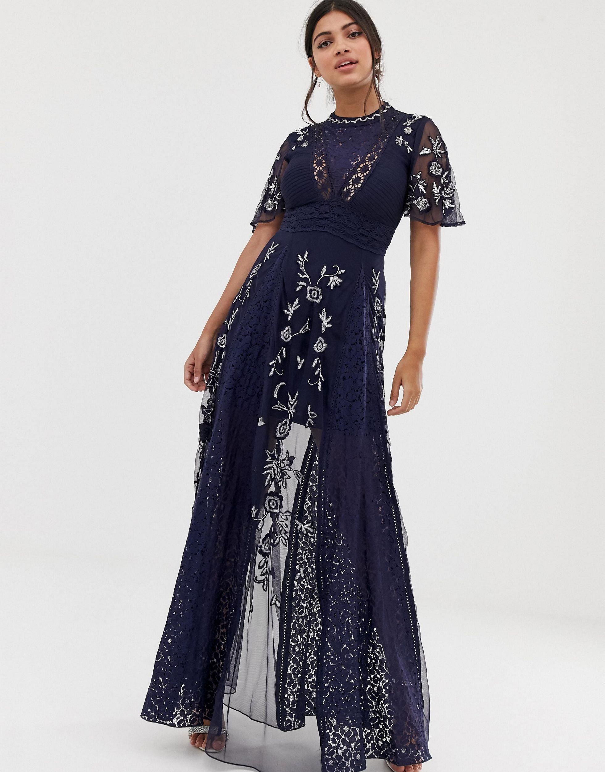 Vestito lungo blu navy con pizzo ricamato e pannelliAmelia Rose in Pizzo di  colore Blu | Lyst