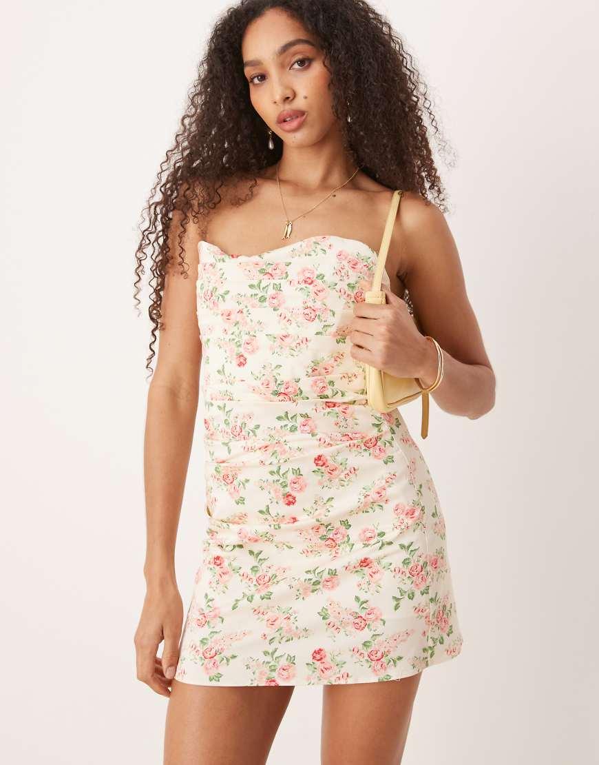 Vestido Corto Con Estampado Floral, Cuerpo Fruncido Y Escote
