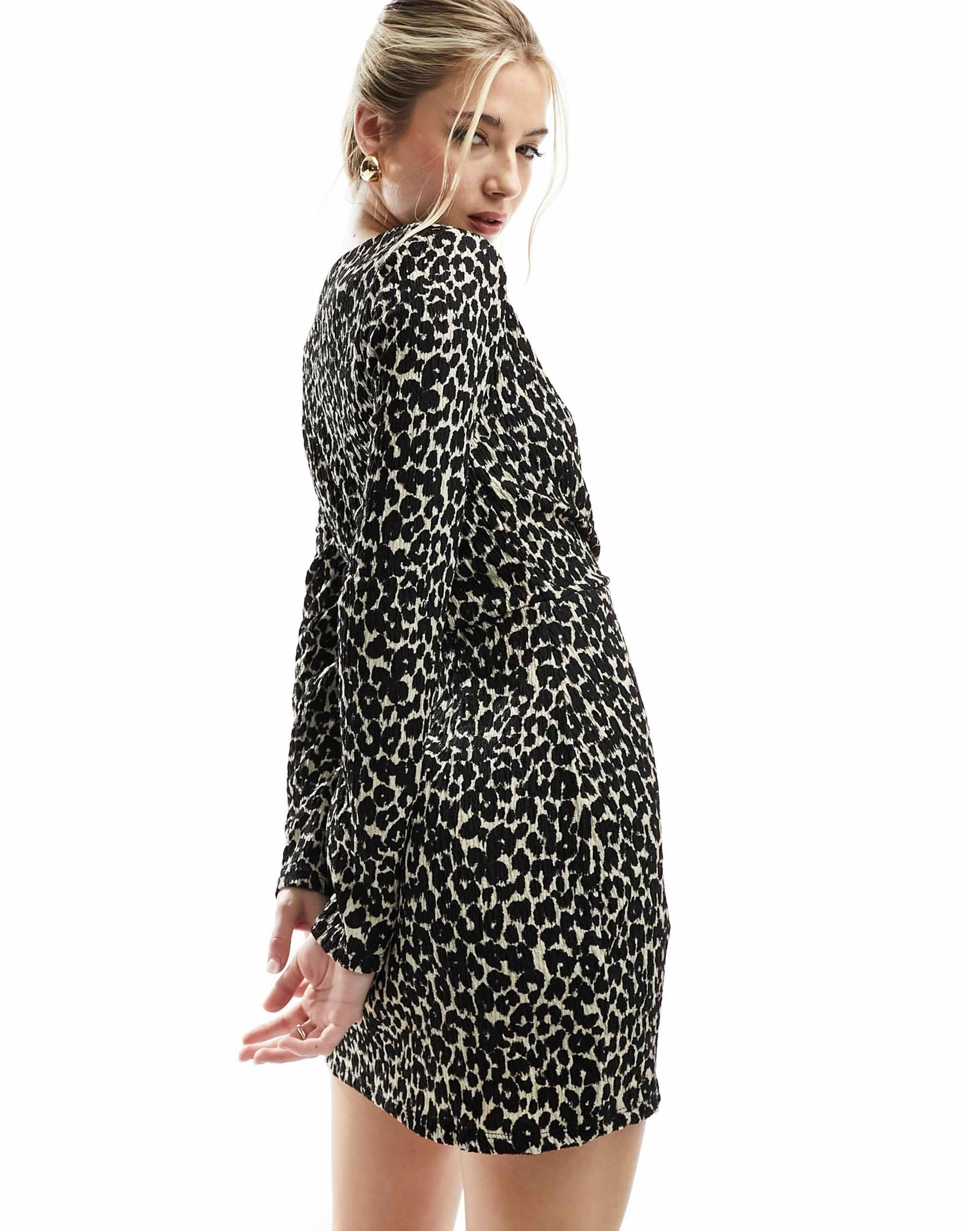 Robe cache-cœur courte à motif léopard Mango en coloris Noir Lyst