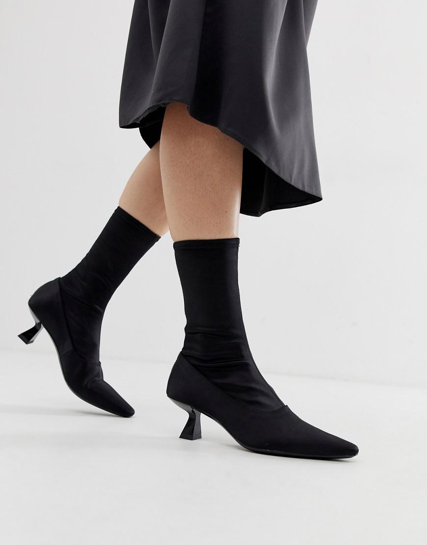 pointy stretchy boot