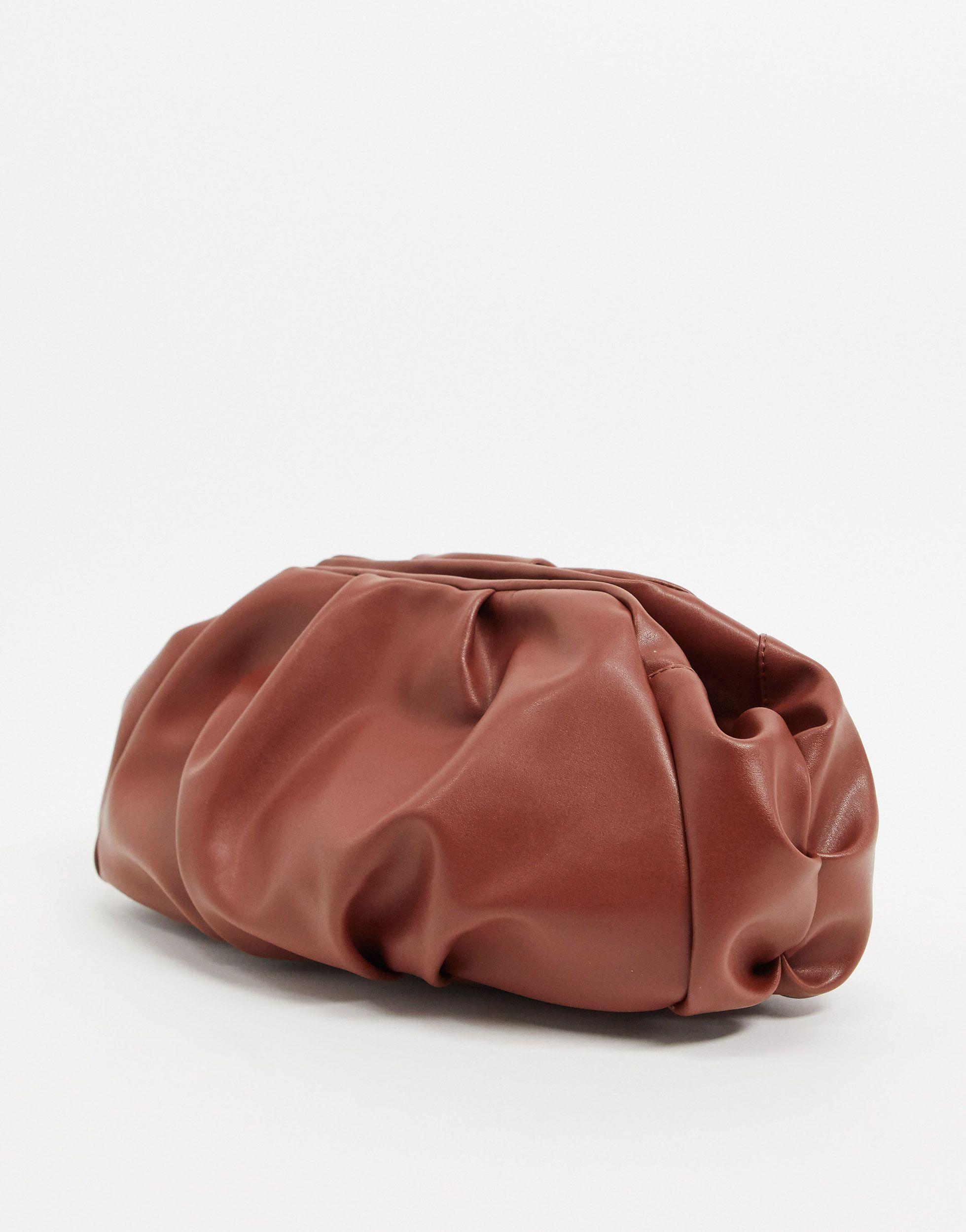 Bolso clutch marrón con frunces y diseño extragrande ASOS de color Marrón |  Lyst