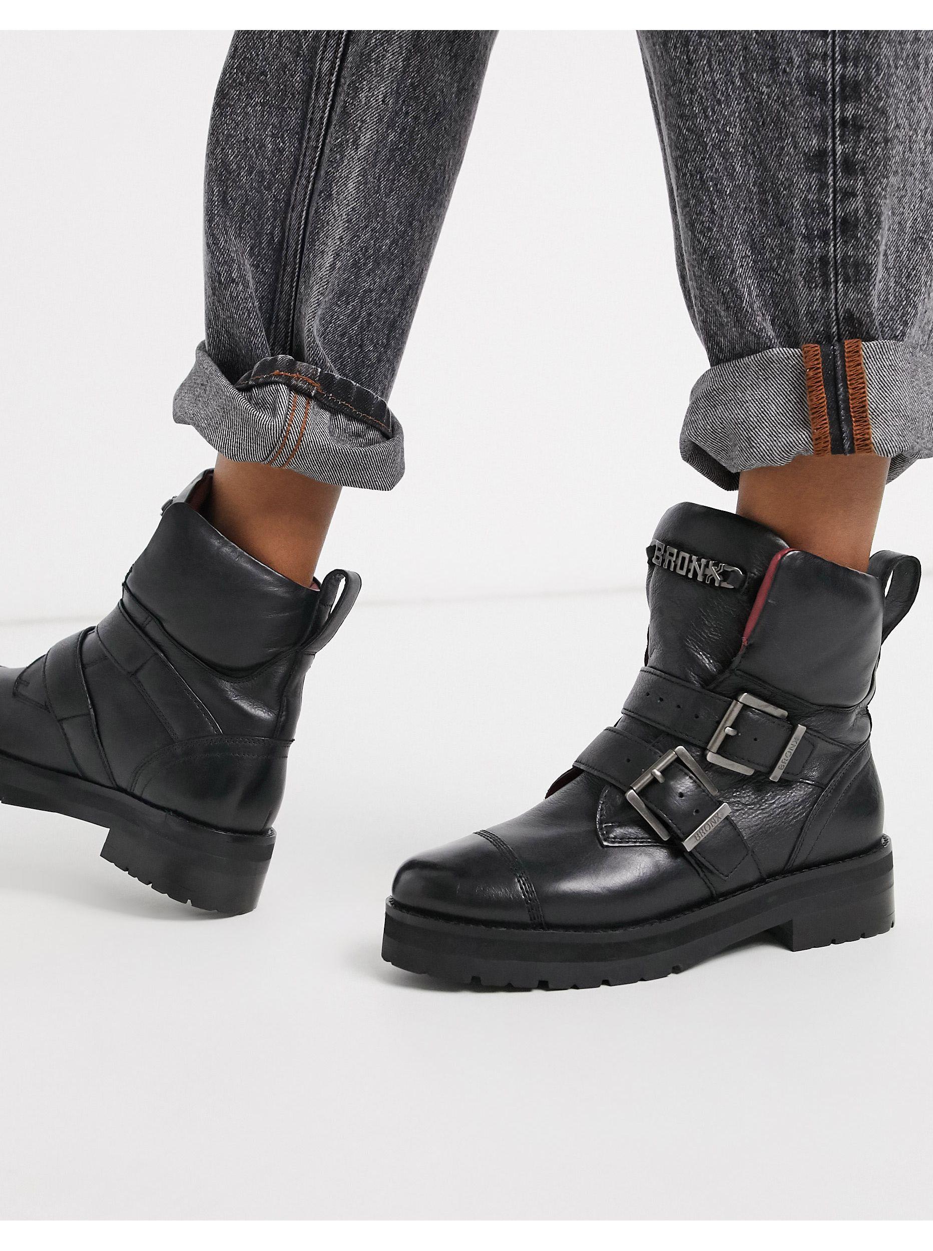 Bronx Leer Leren Platte Laarzen Met Gesp in het Zwart - Lyst