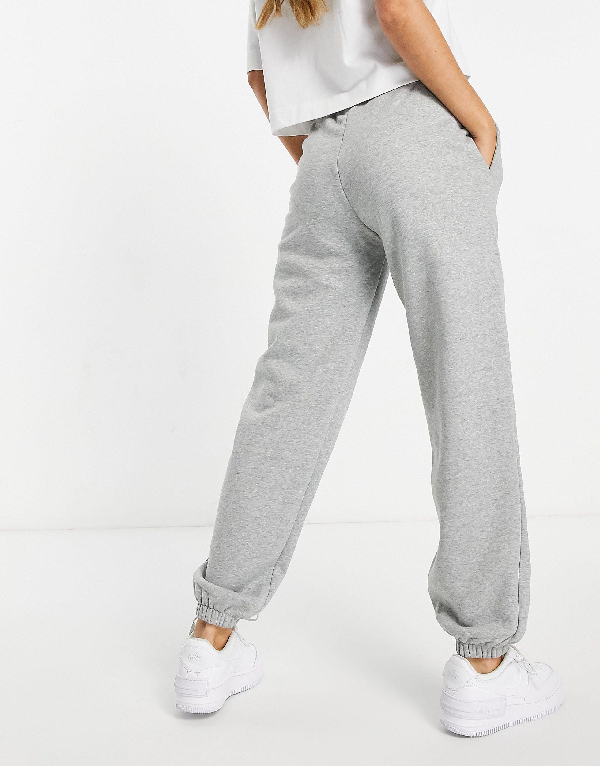 Nike Essentials Loose Fit Sweatpant in Gray