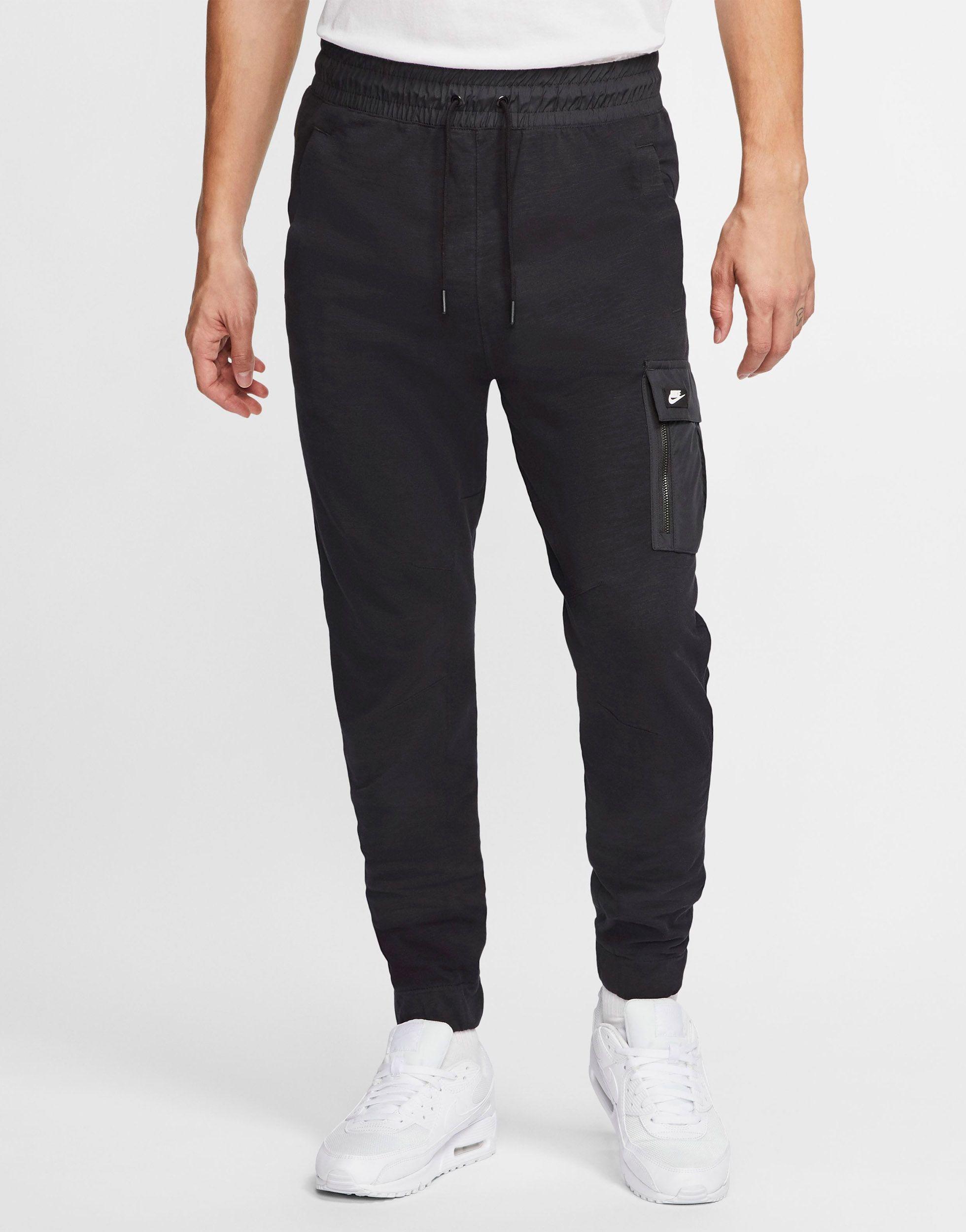 nike lightweight utility cargo joggers in black