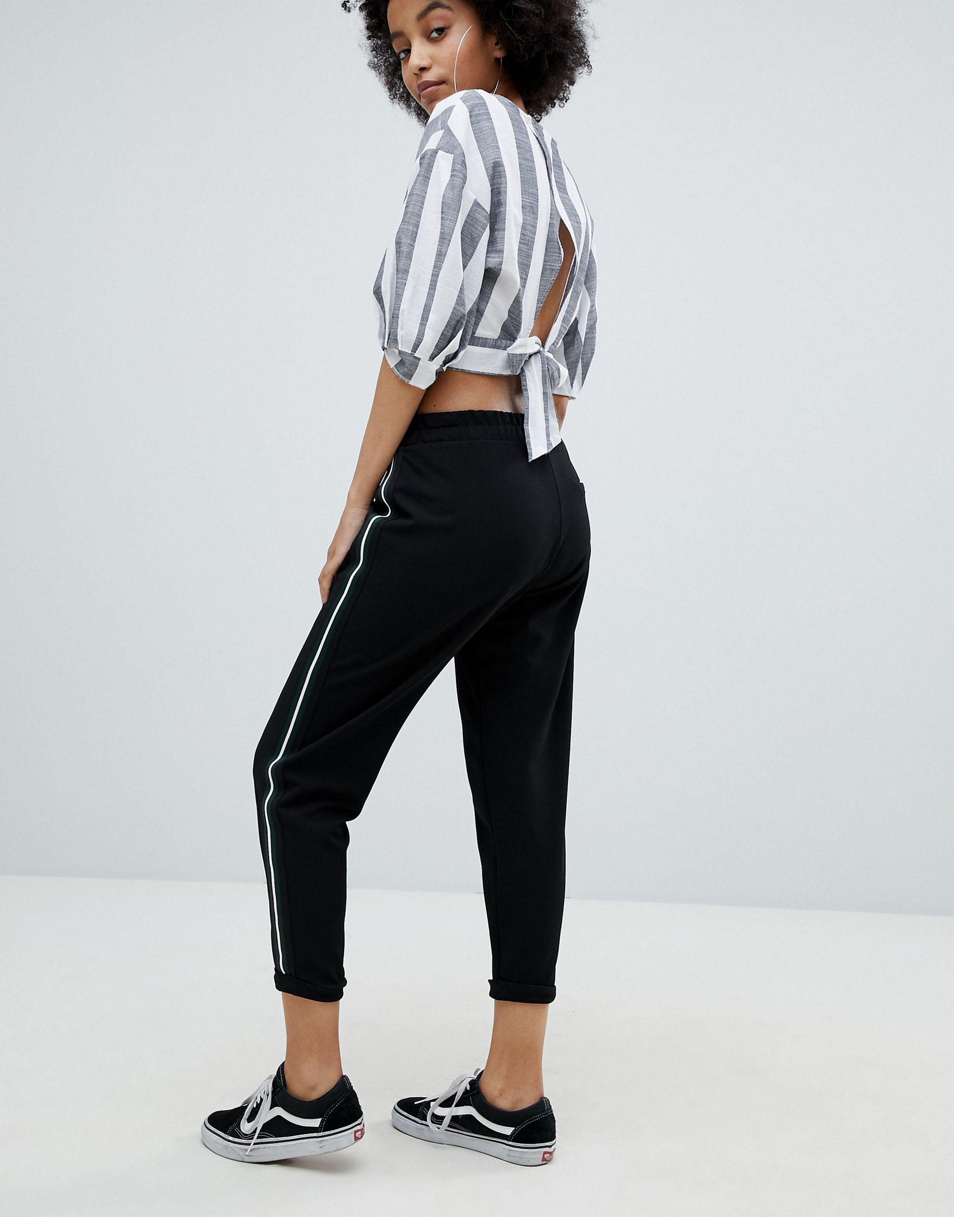 Pantaloni con pinces e riga laterale verdiBershka in Denim di colore Nero |  Lyst