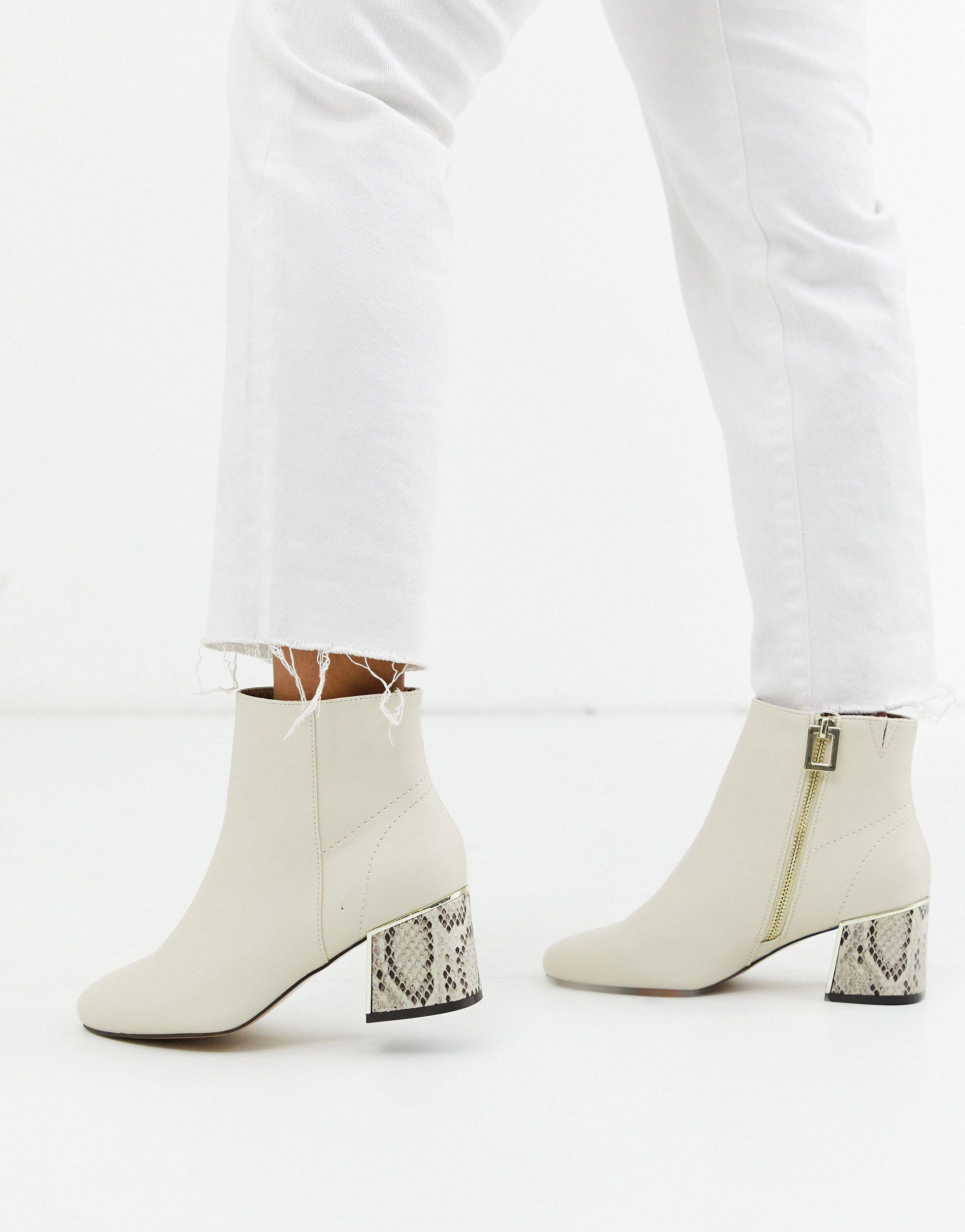 River Island – Cremefarbene Ankle-Boots mit Absatz und Schlangenmuster,  weite Passform in Weiß | Lyst AT