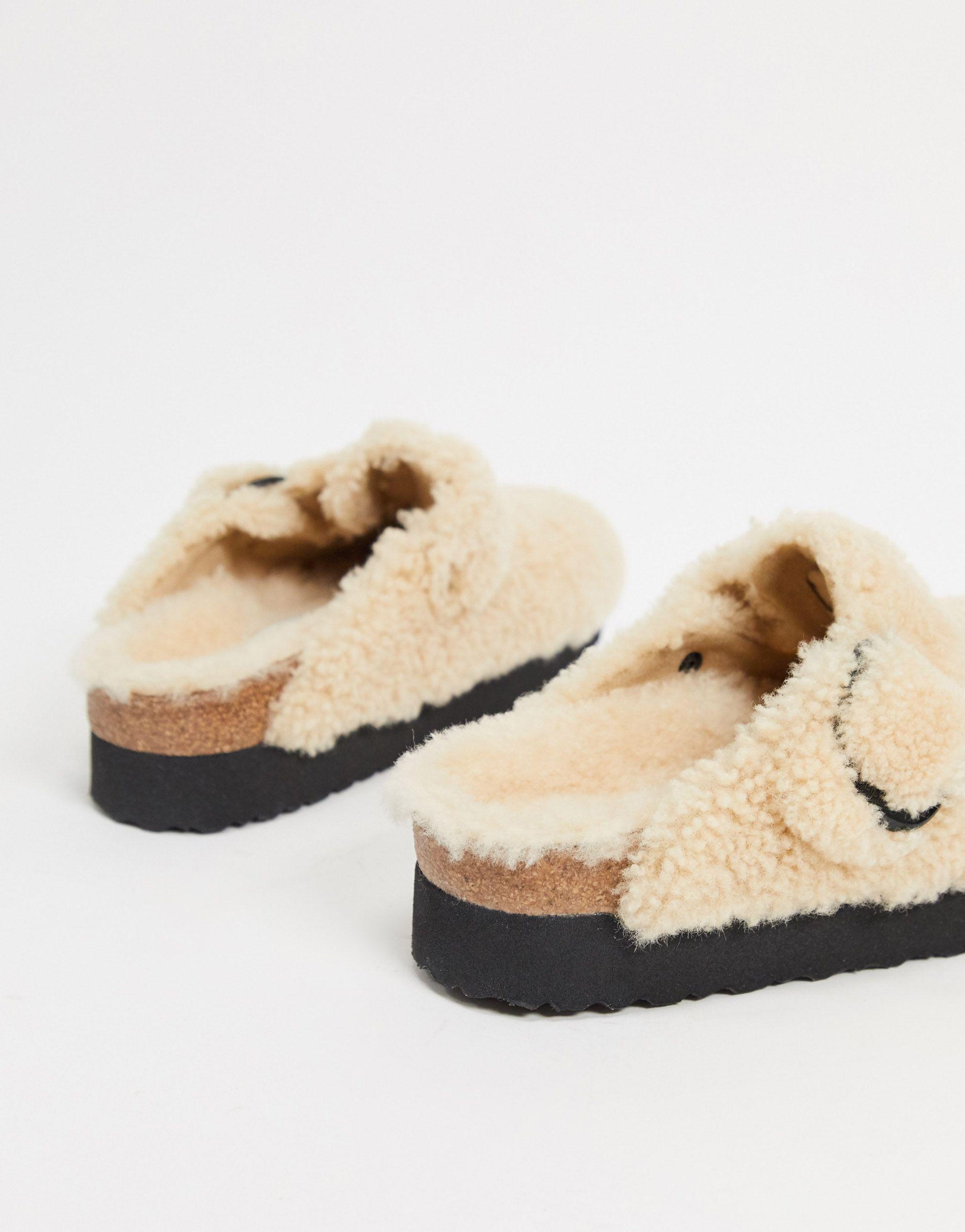 Zuecos de borreguito con hebilla grande Papillio Boston-Beis Birkenstock de  Ante de color Neutro | Lyst