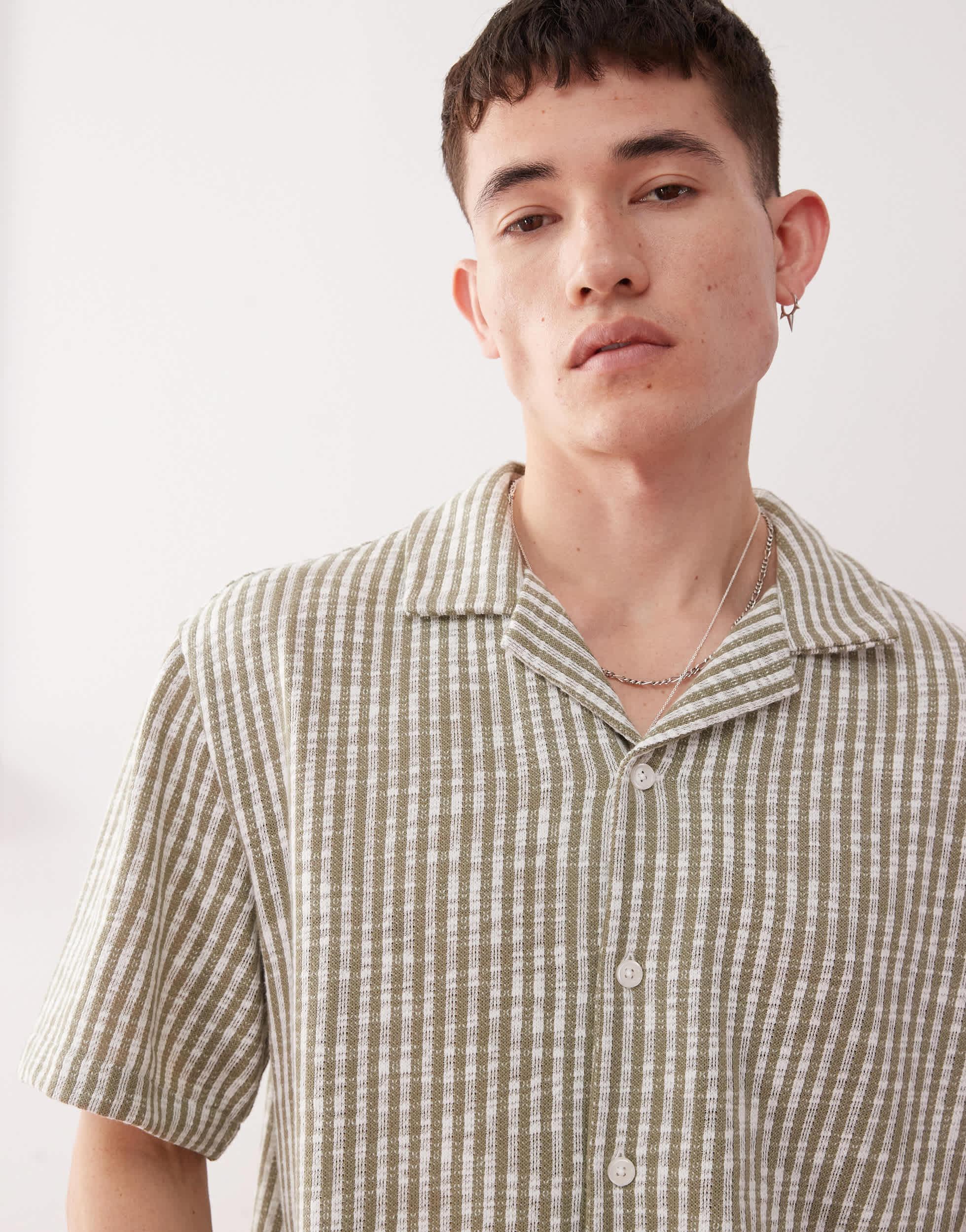 WEEKDAY◆TEXTURED SHORT - SLEEVED RESORT SHIRT [Off-white] textured short-sleeved resort shirt - Off-white | Weekday WW