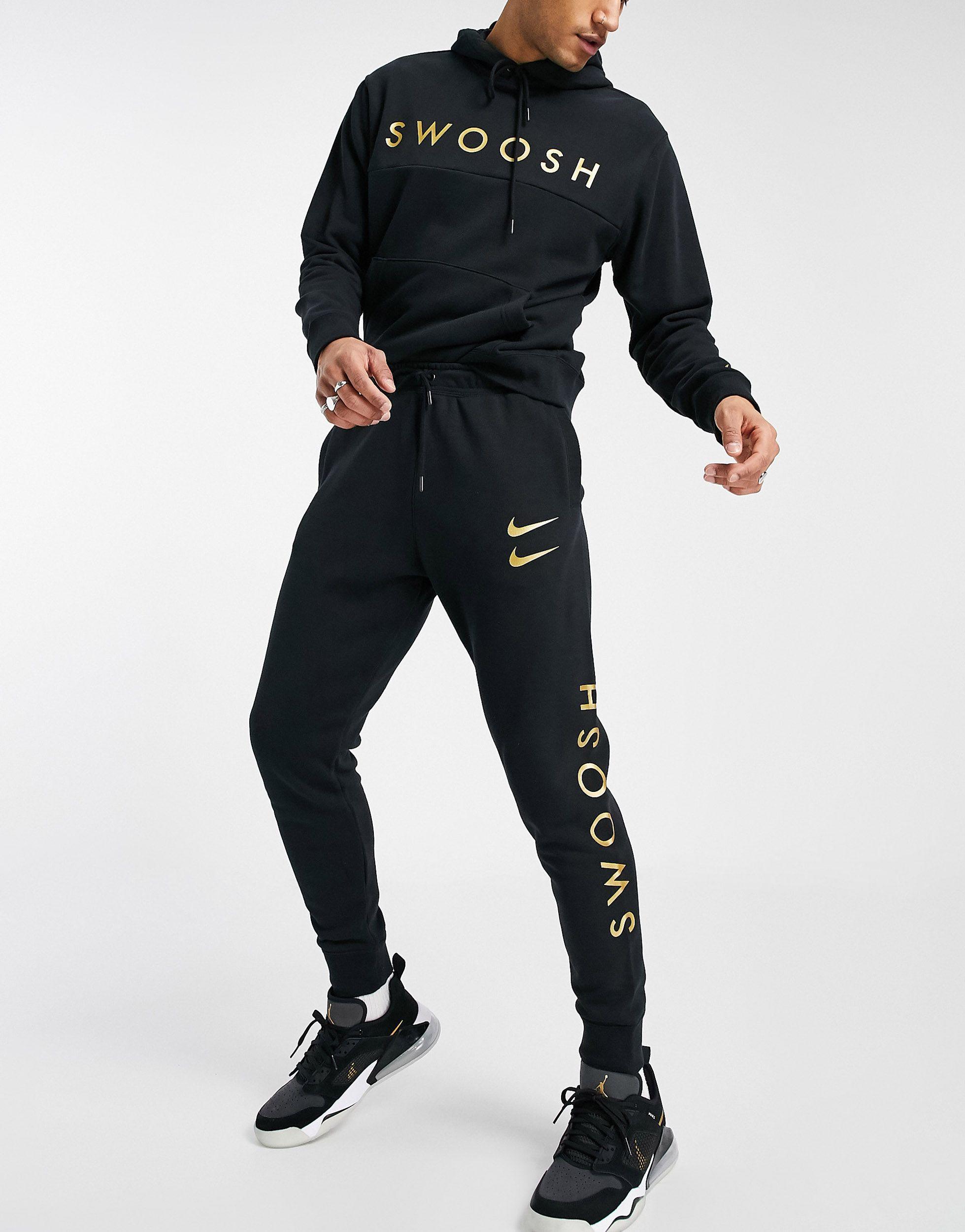 Joggers con fondo elasticizzato e logo neri da Uomo di Nike in Nero | Lyst