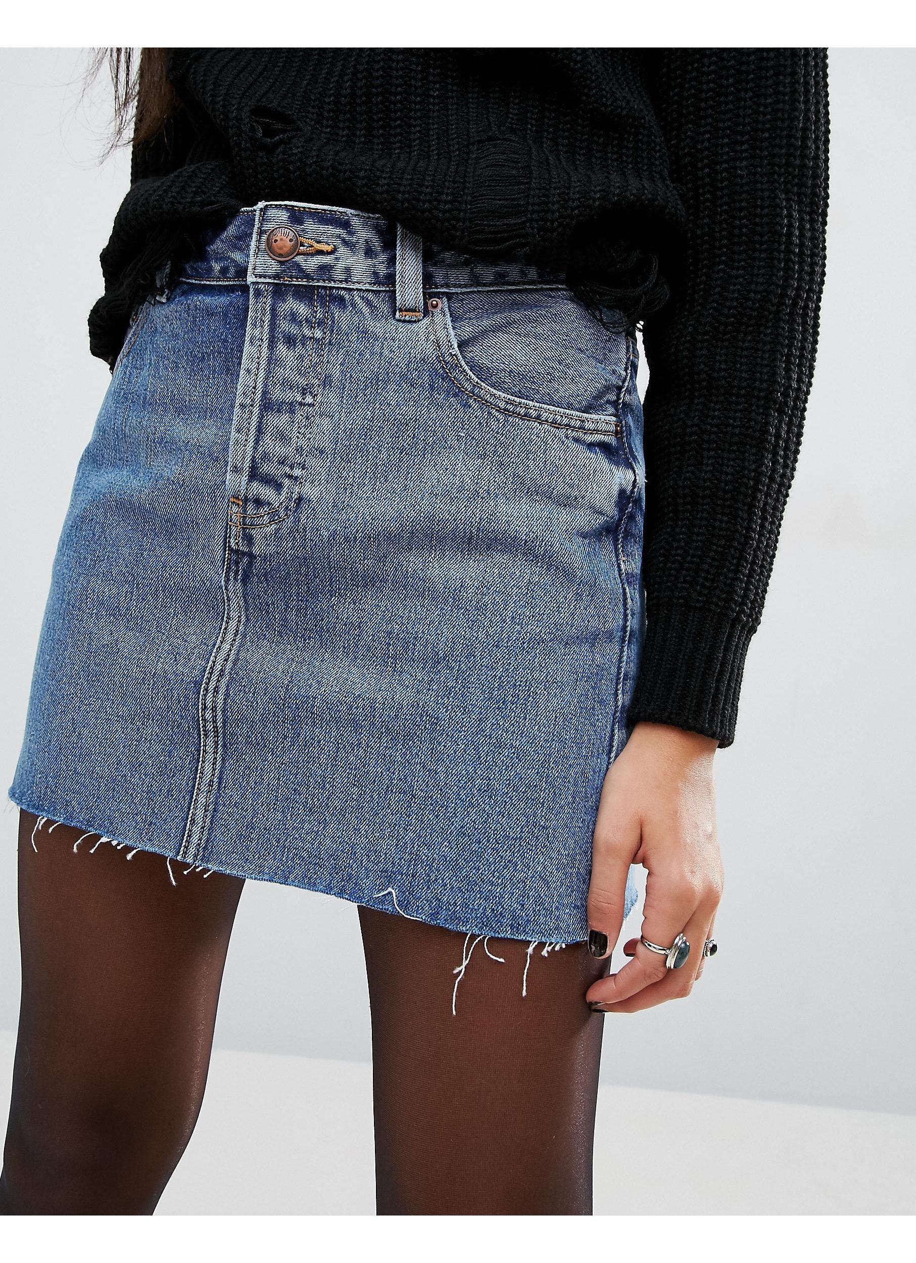 Можно ли джинсовая юбка. Юбка джинсовая. Джинсовая мини юбка. Короткая джинсовая юбка. Модные джинсовые юбки.