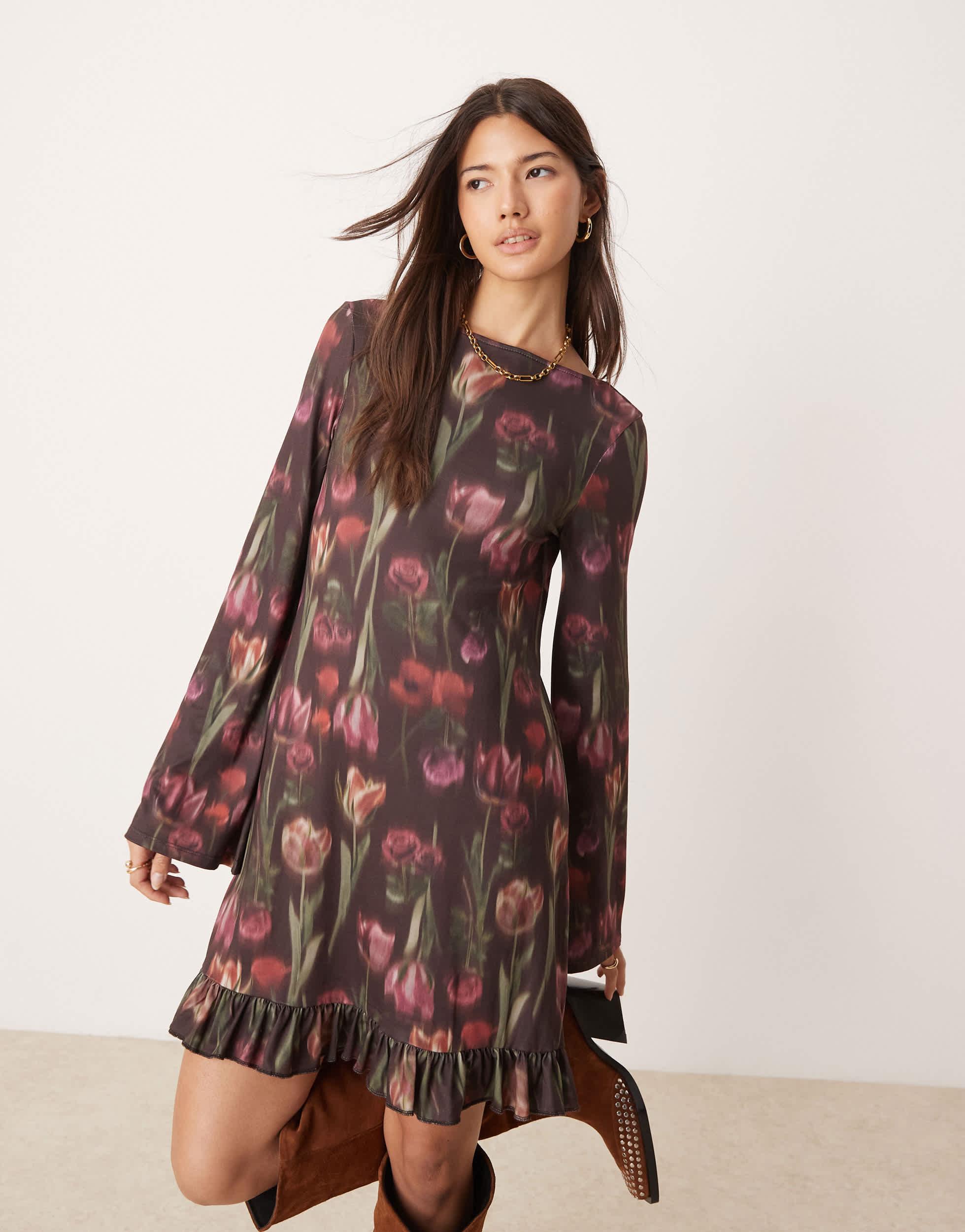 Robe courte a volants et fleurs boheme avec manches longues et dos ouvert ASOS en coloris Marron Lyst