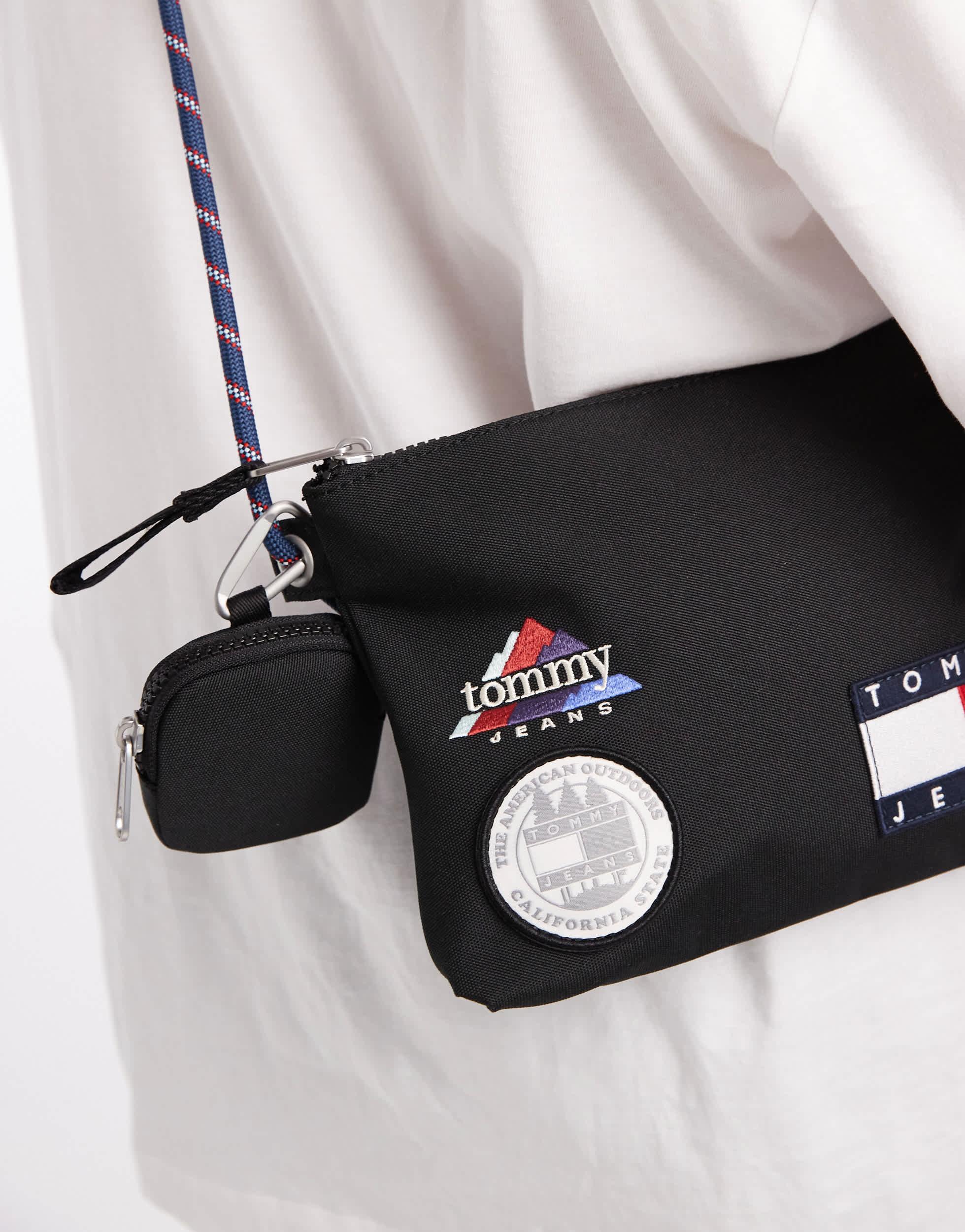 Tommy Hilfiger Archive Logo Patch Crossbody Sacoche Bag in Tommy Hilfiger Archive Logo Patch Crossbody Sacoche Bag in