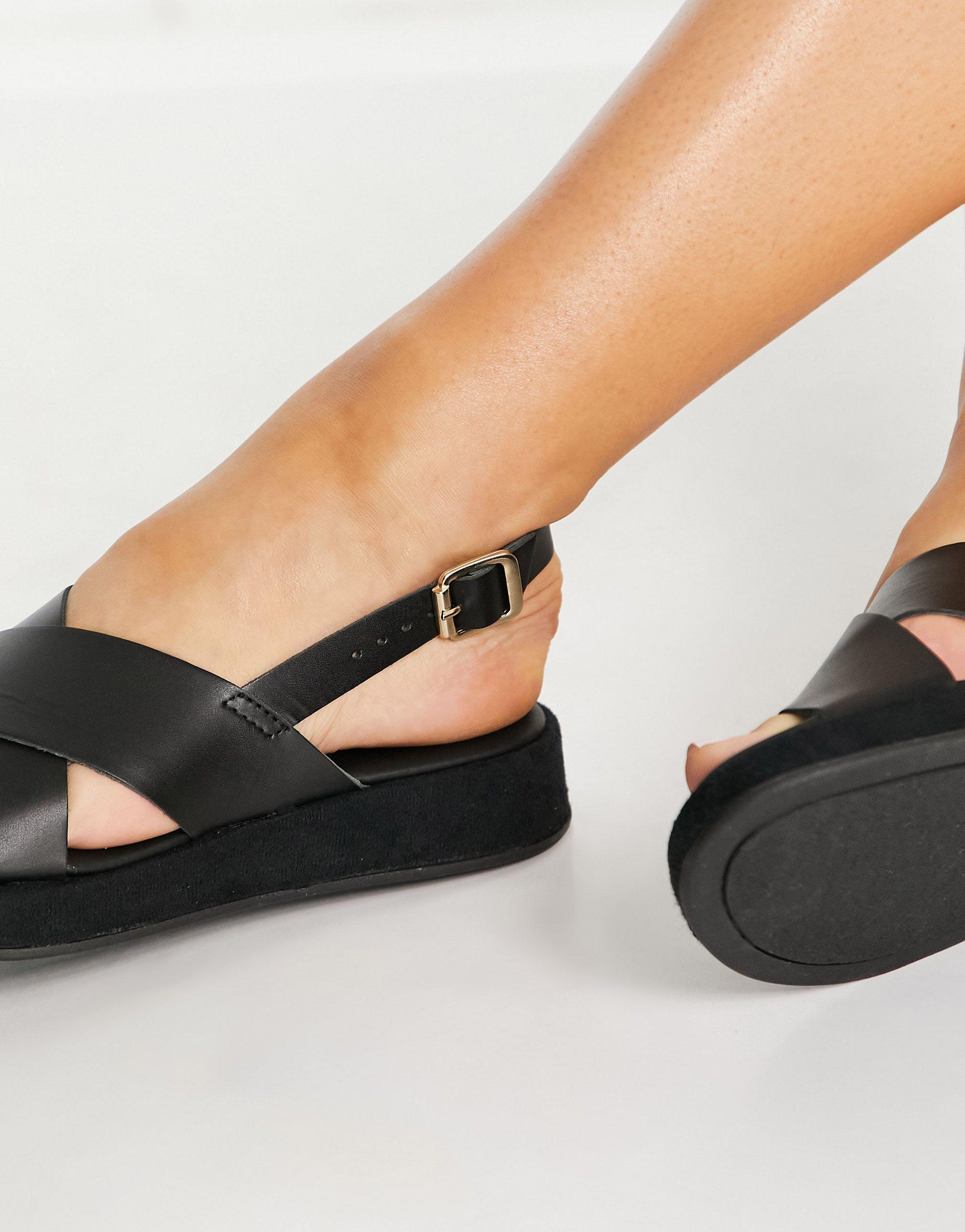 Schuh Tiana Sporty Sandals in Black 