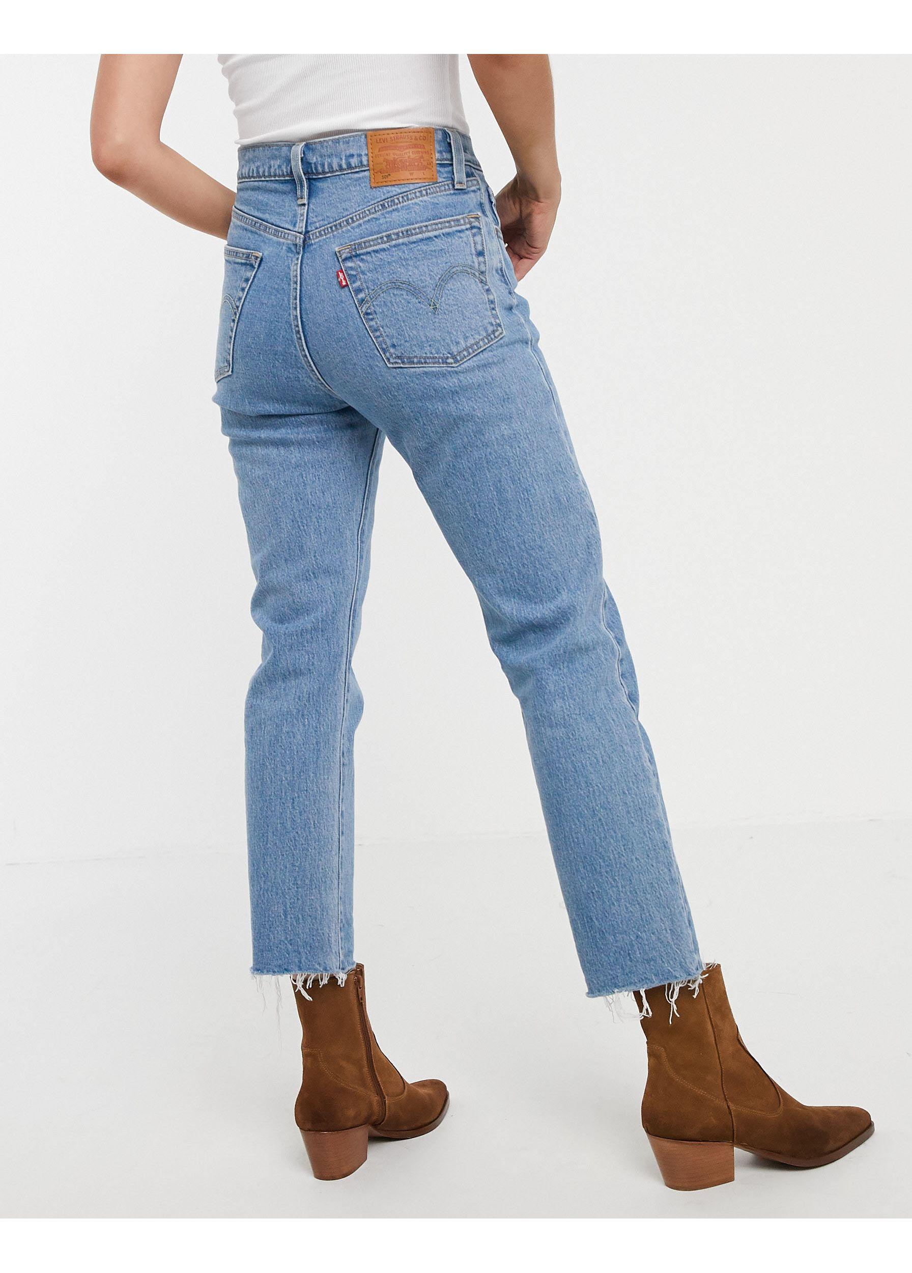 501 - Jeans corti con fondo sfrangiato lavaggio blu medioLevi's in Denim di  colore Blu | Lyst