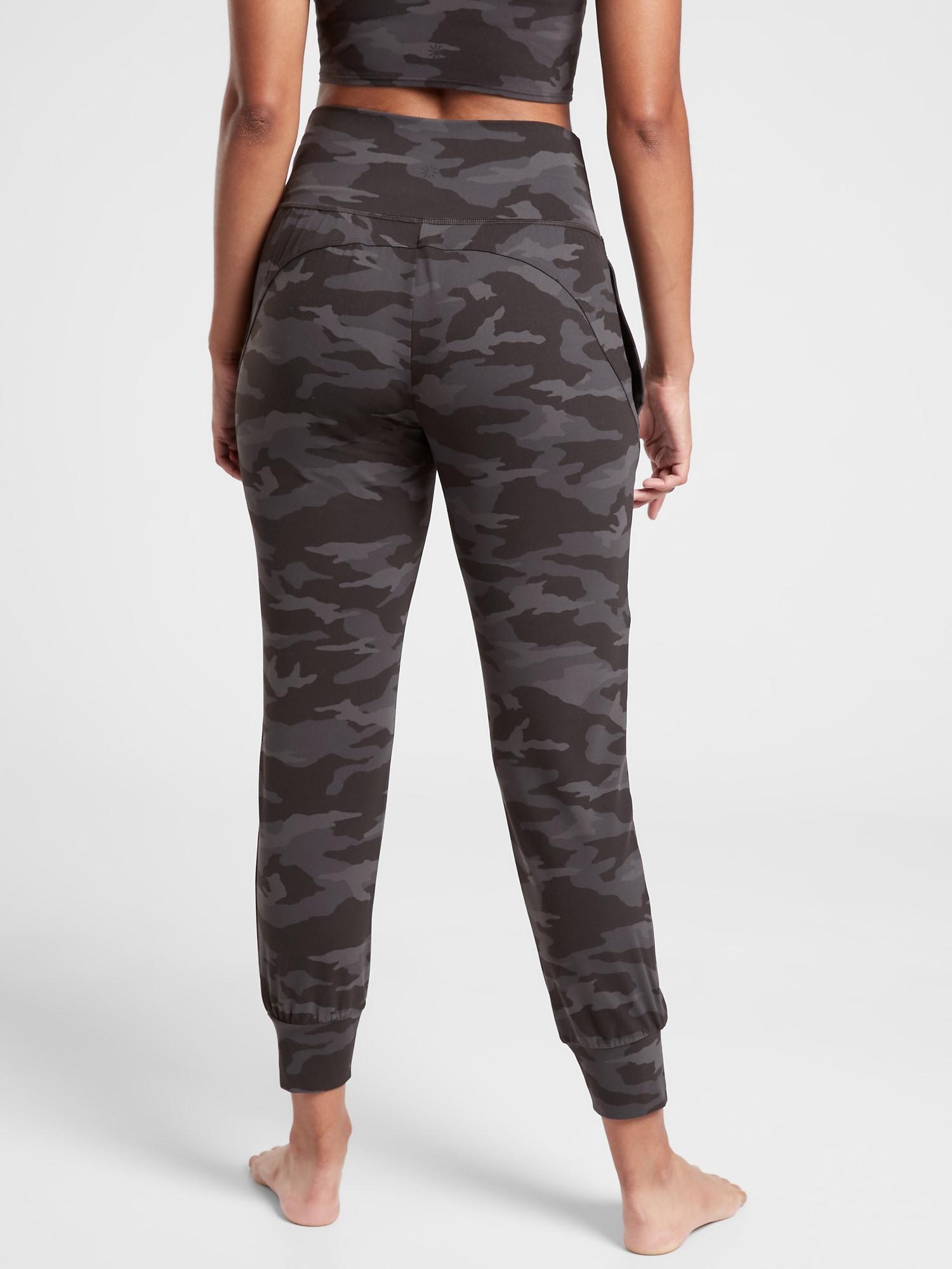 salutation camo jogger