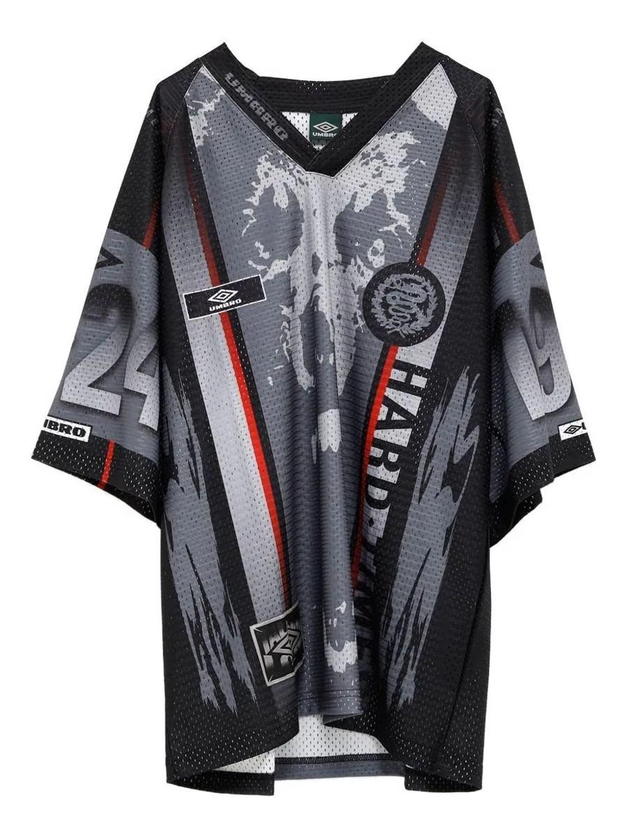 【関税込み】Umbro ブラック 98/99 'Hard Times' ジャージー Umbro - 98/99 Hard Times Top | HBX - Globally Curated