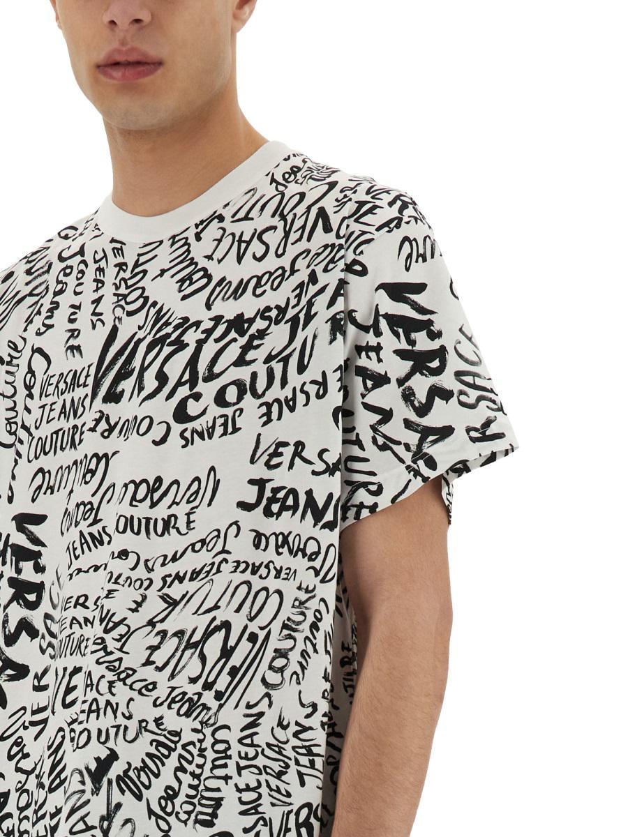 【関税&送料込】Versace Jeans Couture Logomania Print T-Shir Mainimage.jpg