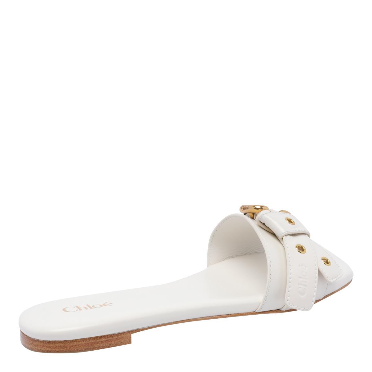 シューズ・サンダルその他 CHLOE Woman Flat sandals White C22U188Z3 101 Chloé Woody Open-Toe Sandals CHC22U188Z3-101 WHITE | IlDuomo