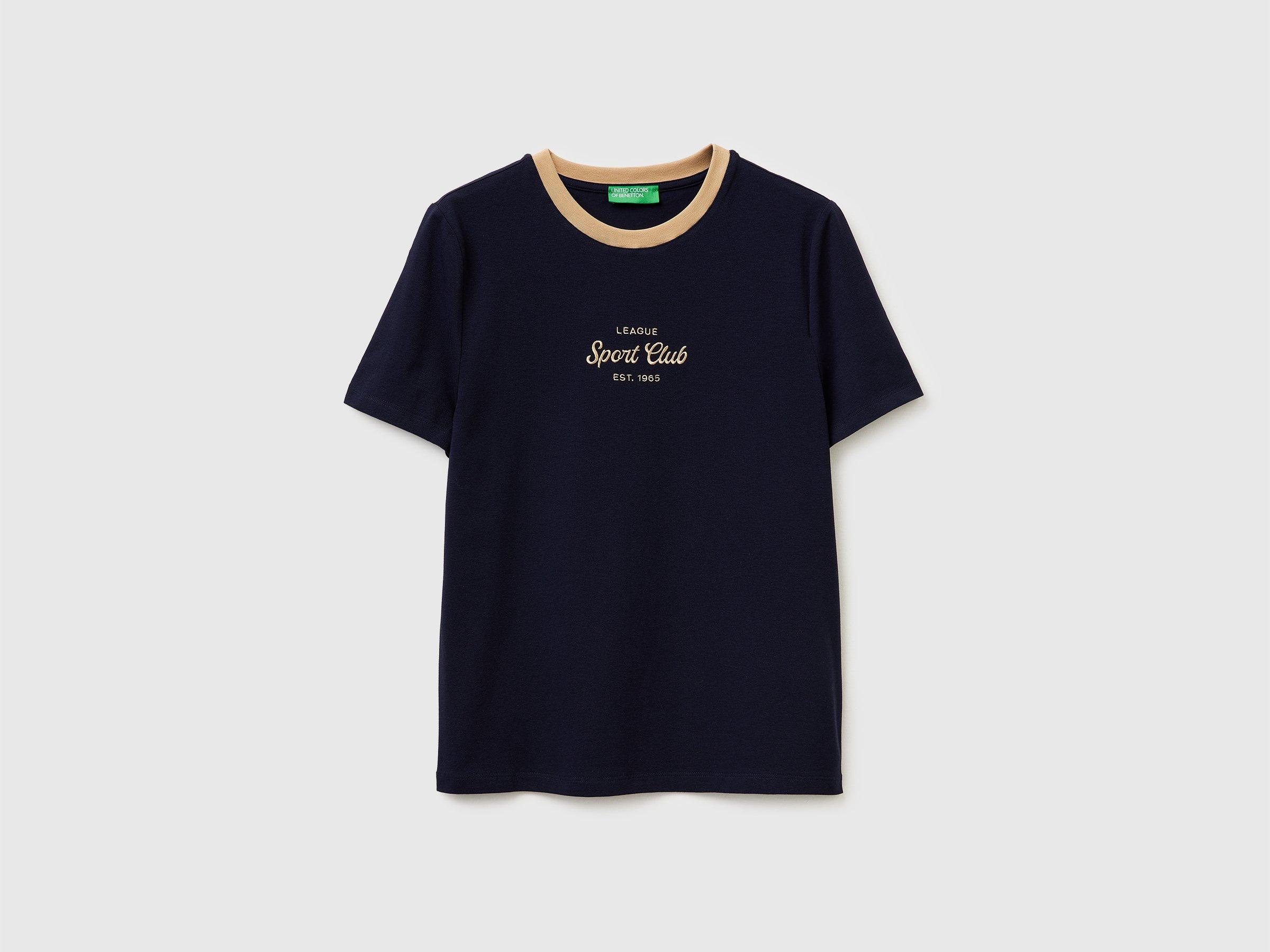 United Colors Of Benetton T-Shirt Donna A Manica Corta, Con Scritta Ricamata E Logo Sul Retro, Vestibilità Comoda