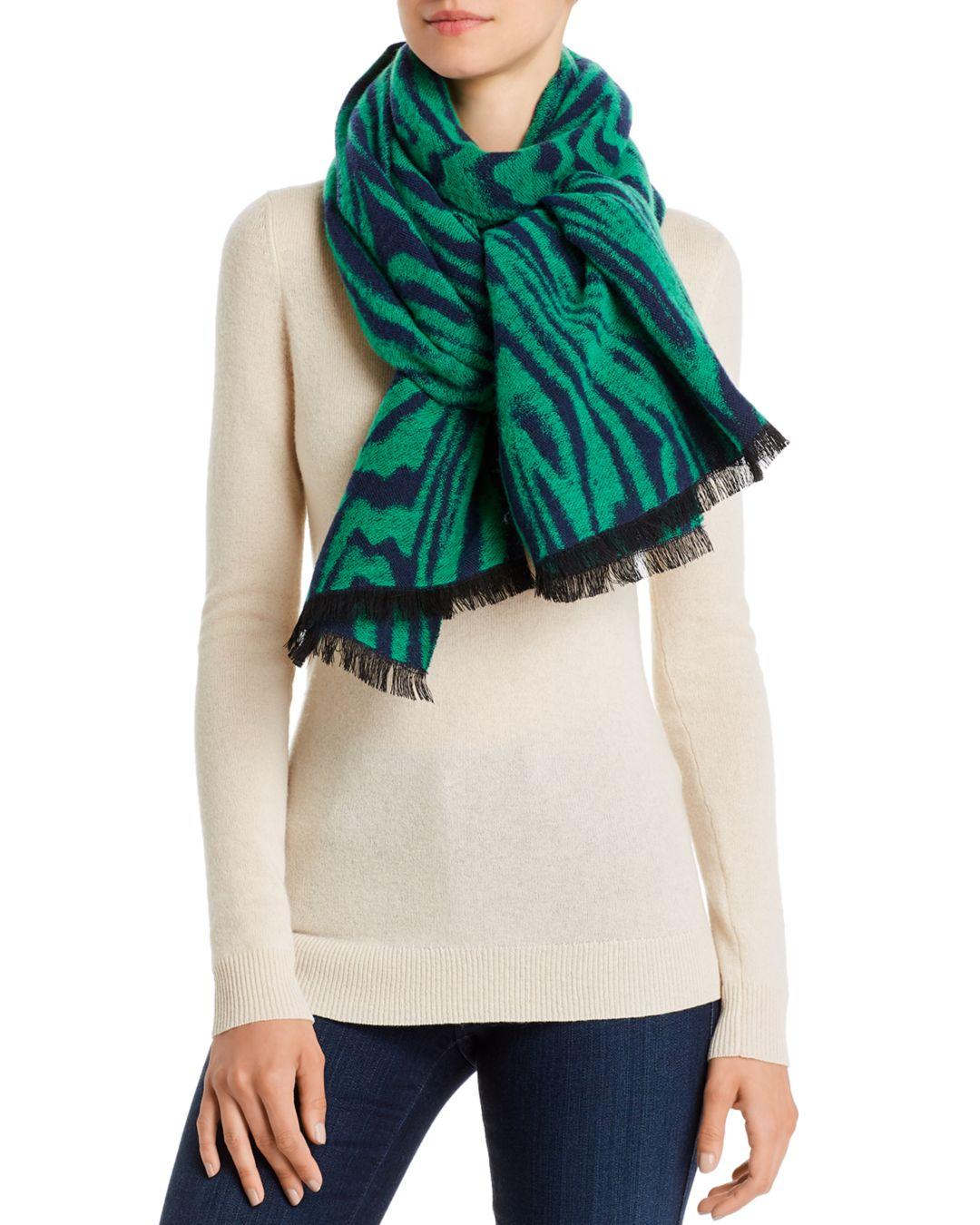 Valentina зеленый шарф. Черно зеленый шарф. Зеленый шарф на человеке. Хью Денси зеленый шарф. Красно зеленый шарф