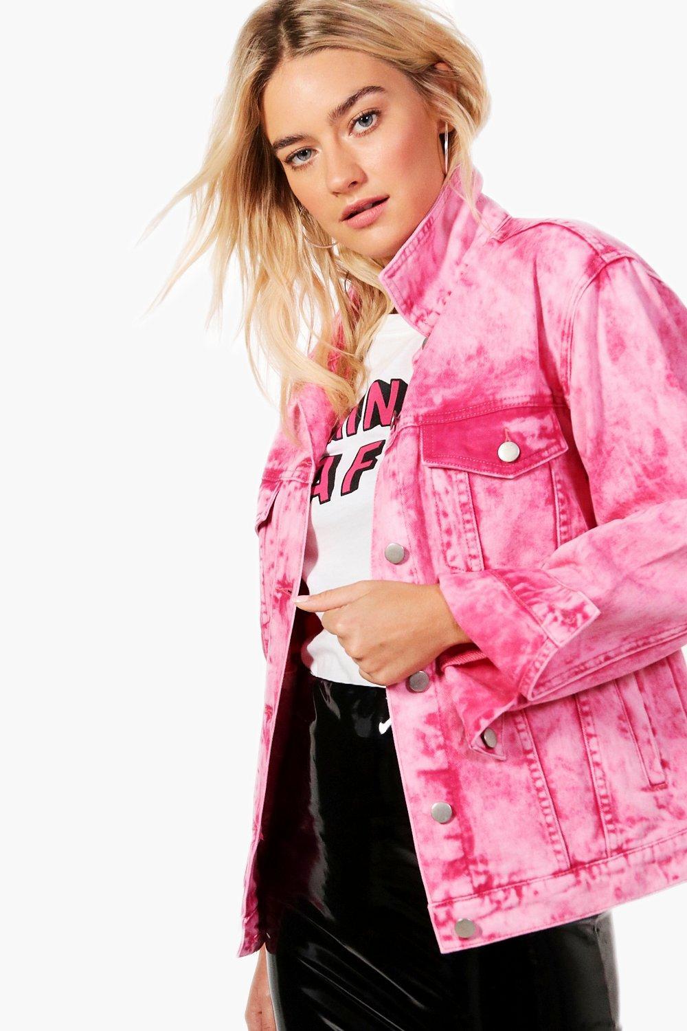 Arriba 90+ imagen hot pink denim jacket outfit Abzlocal.mx