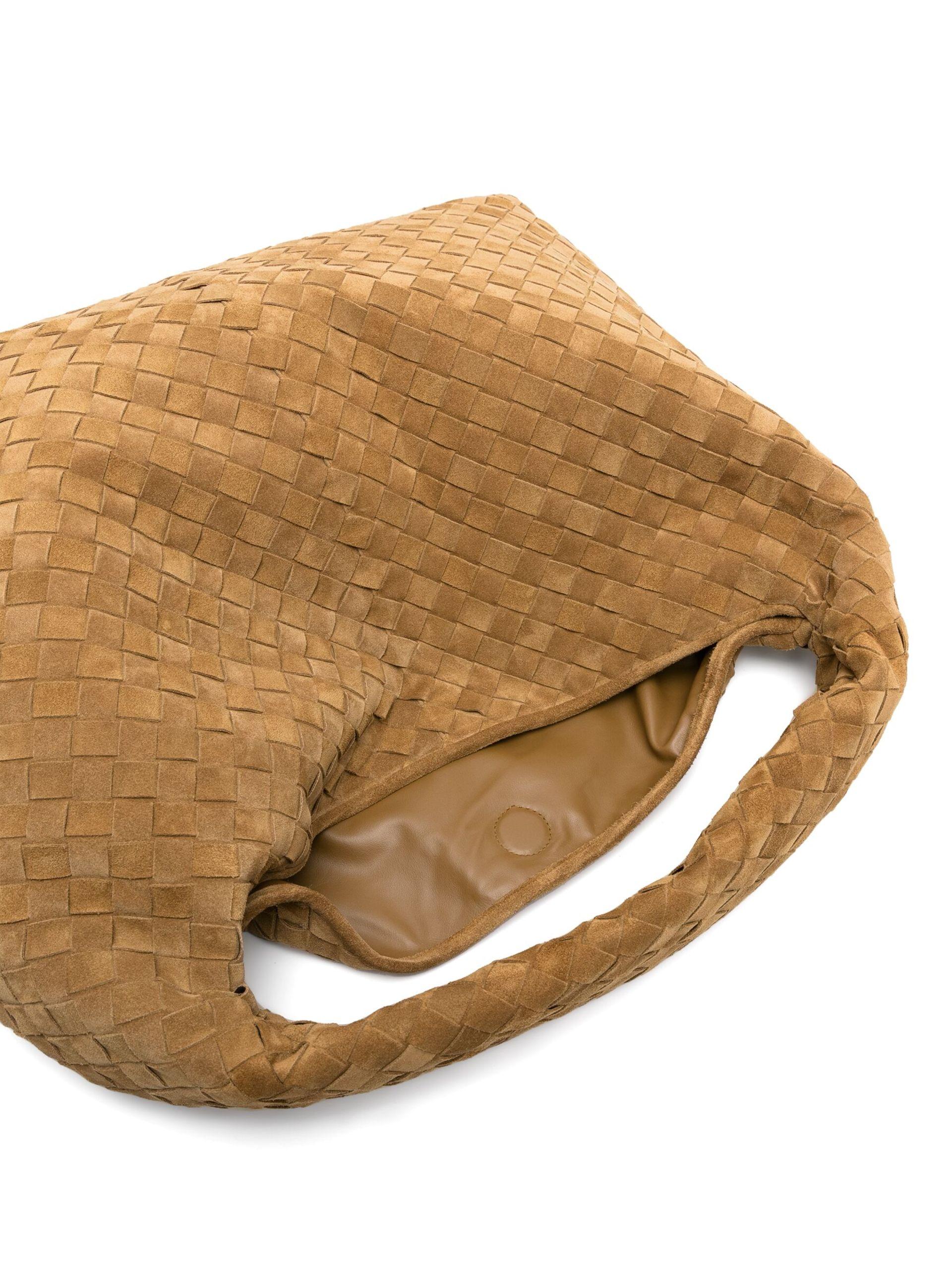 【関税&送料込】Bottega Veneta Hop Intrecciato Suede Shoulde Hop Large Intrecciato suede shoulder bag in beige - Bottega