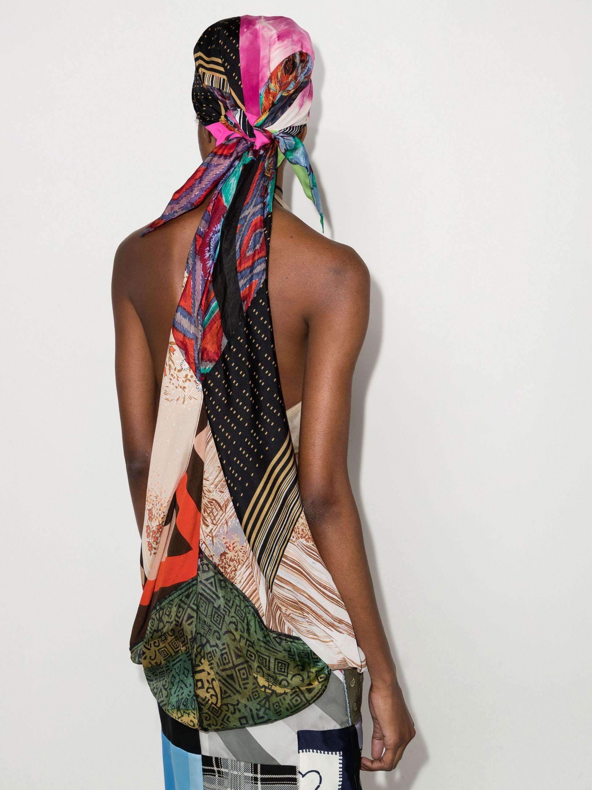 Scarf styled as a halter, using both a Mors and Chaîne d'ancre