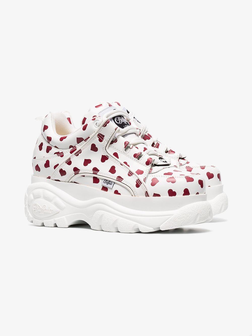 Blandet olie en million Buffalo White And Red Heart Print Cyber Platform Leather Sneakers | Lyst