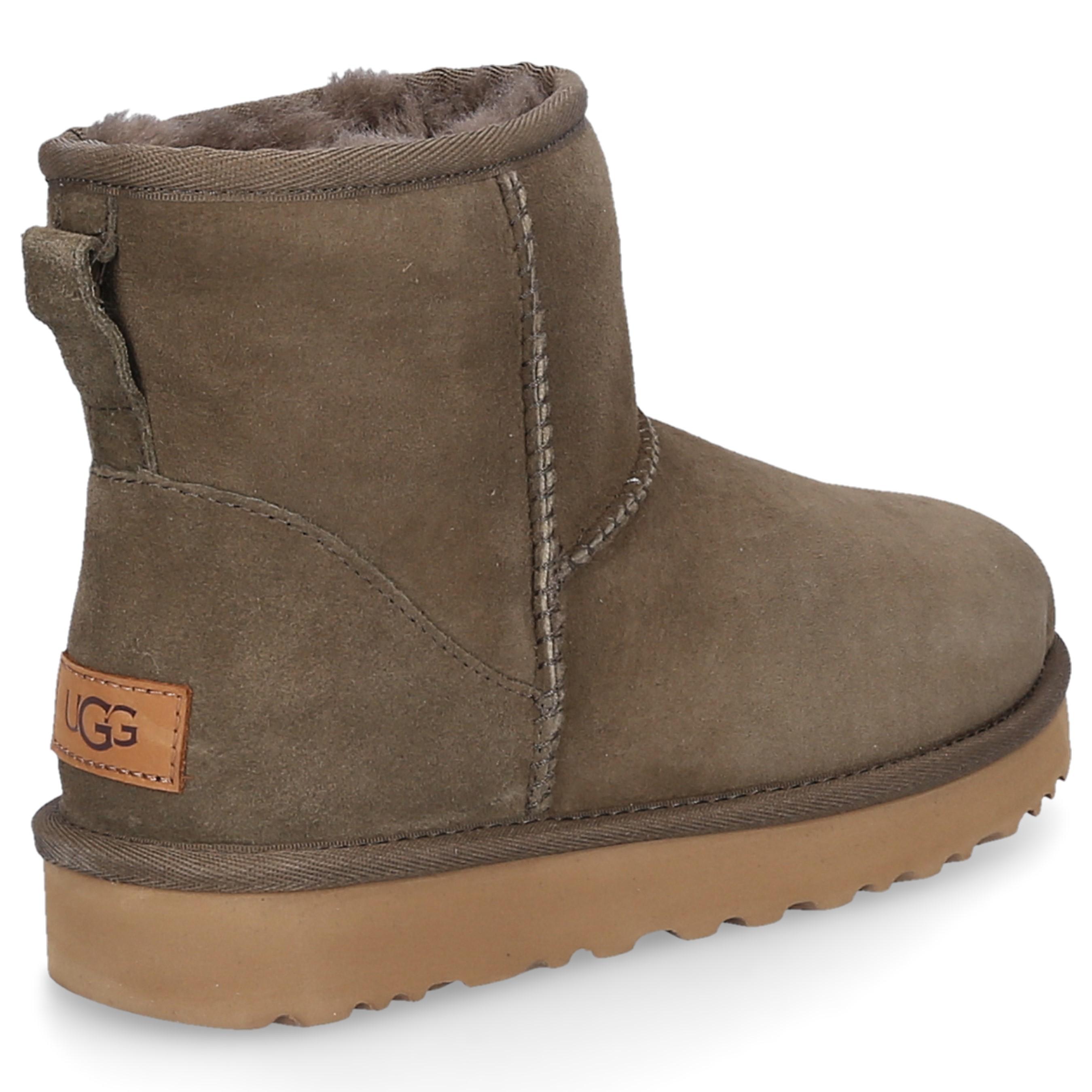 green snowboots