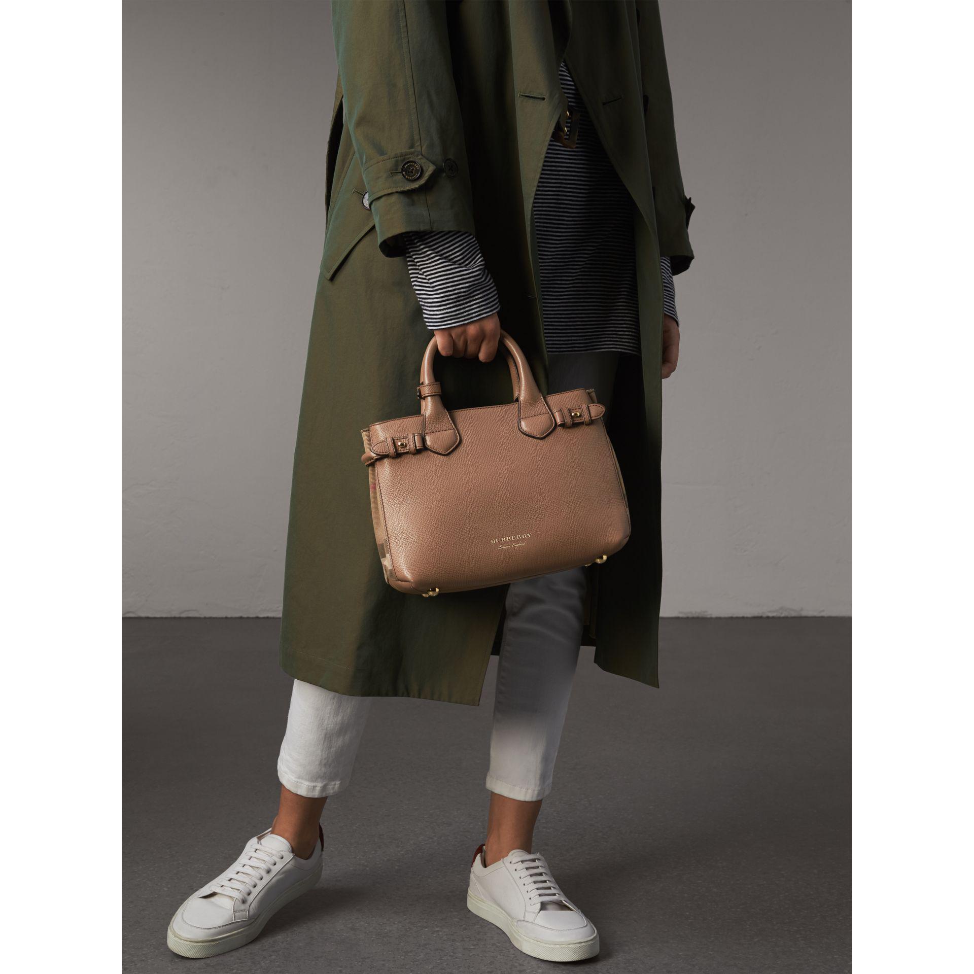 Burberry Leder The Small Banner aus Leder und House Check-Gewebe - Lyst