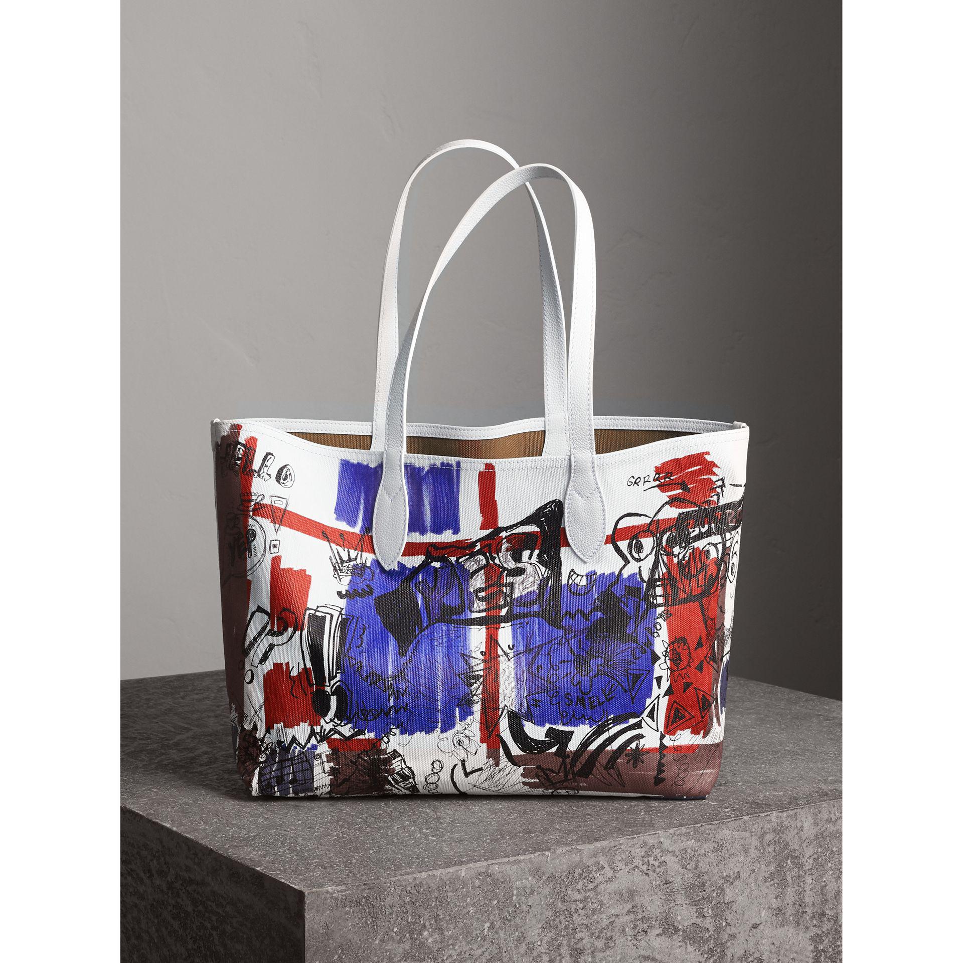 Burberry Canvas The Medium Reversible Doodle Tote in White | Lyst
