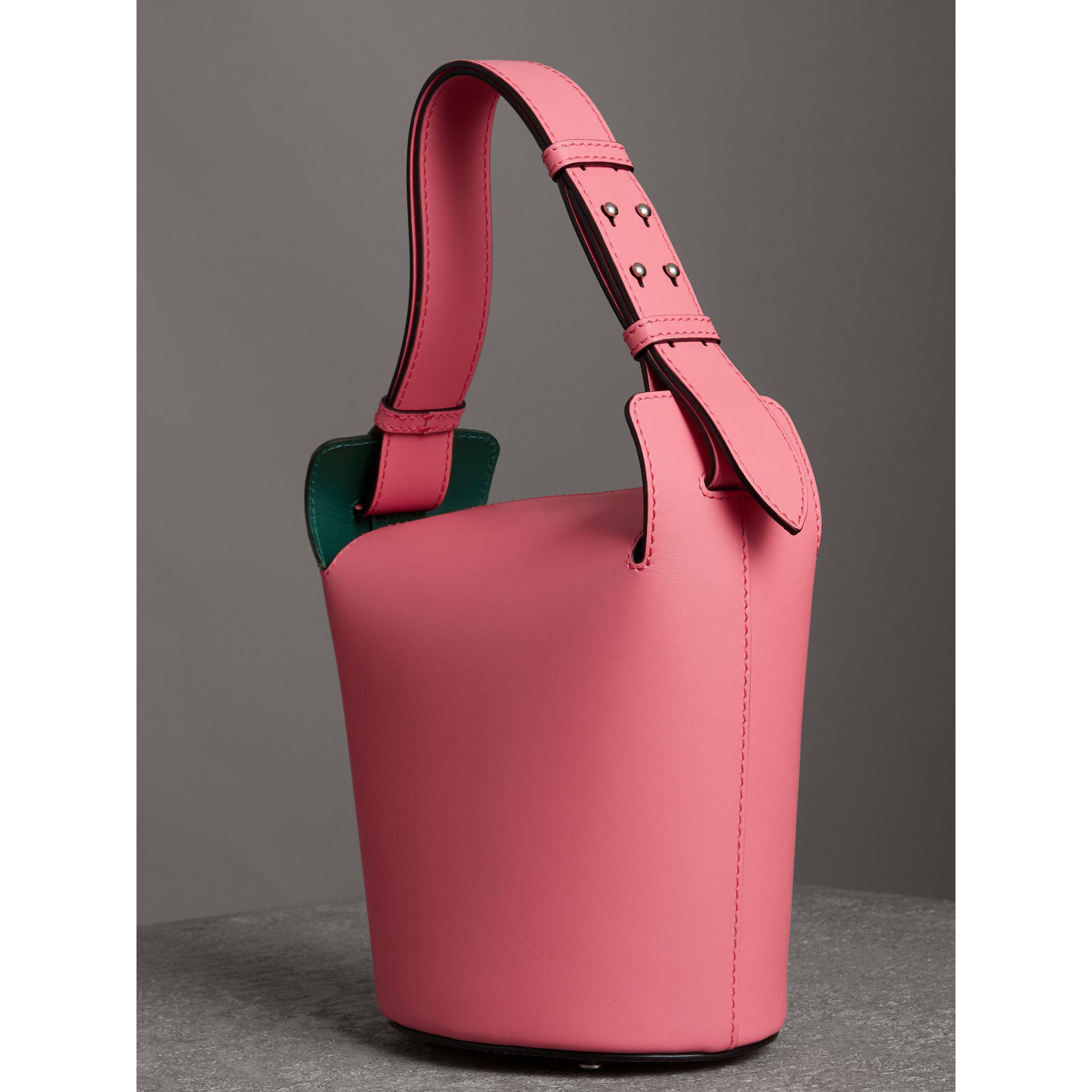 Burberry The Small Leather Bucket Bag in Pink | Lyst