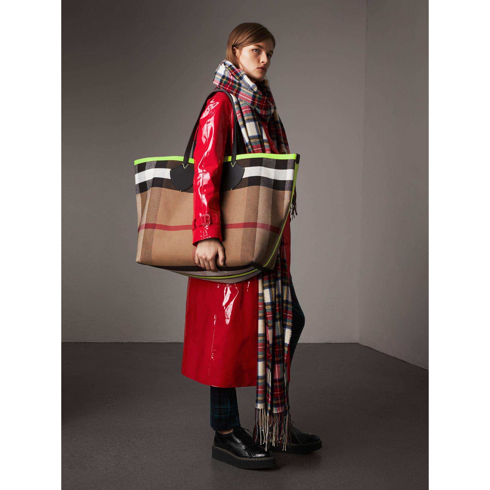 Burberry The Giant Tote im wendbaren Design aus Canvas Check Gewebe und Leder Lyst DE