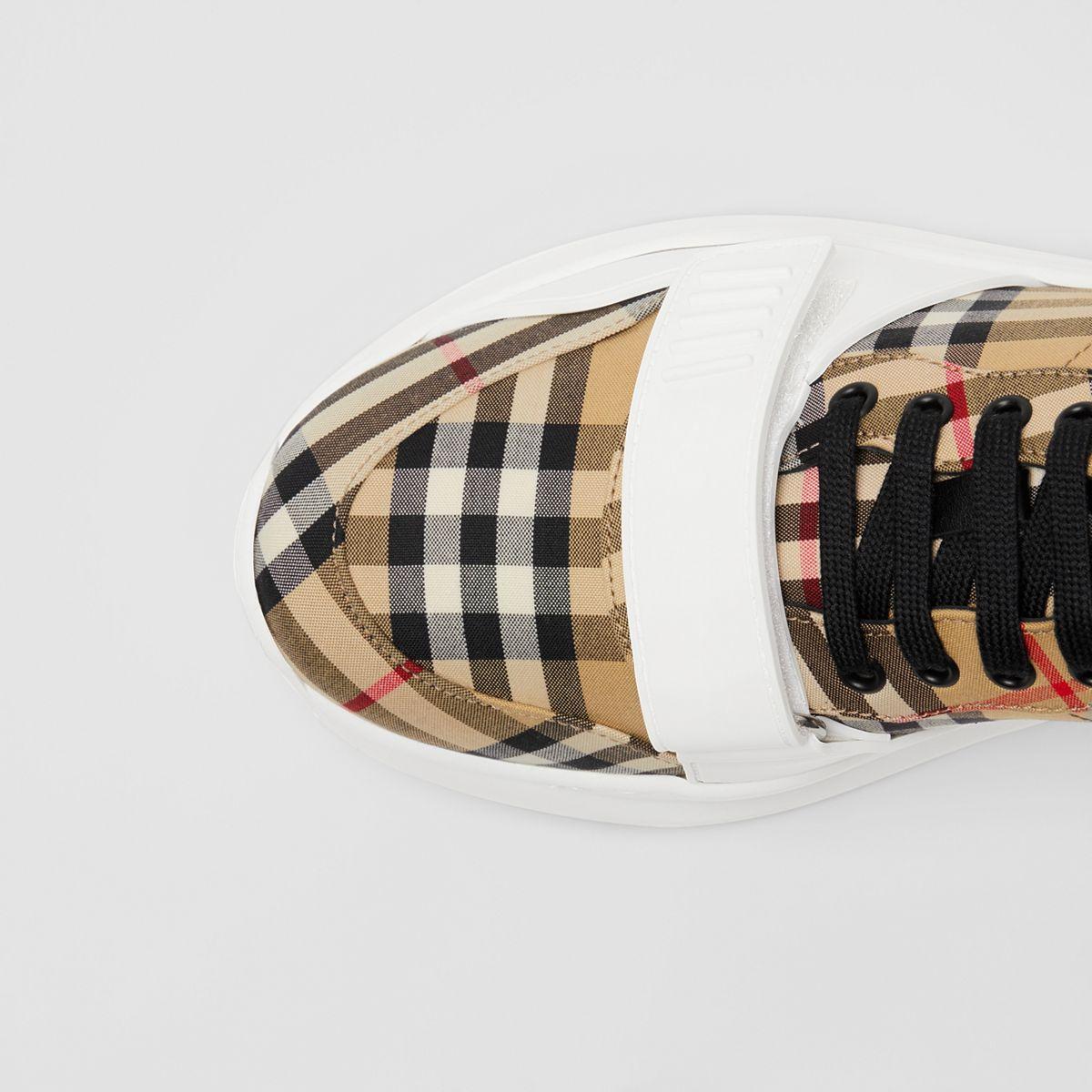 Burberry Sportschuhe aus Baumwolle mit Vintage Check Muster Hohe Sportschuhe aus Vintage Check Baumwolle (Antikgelb