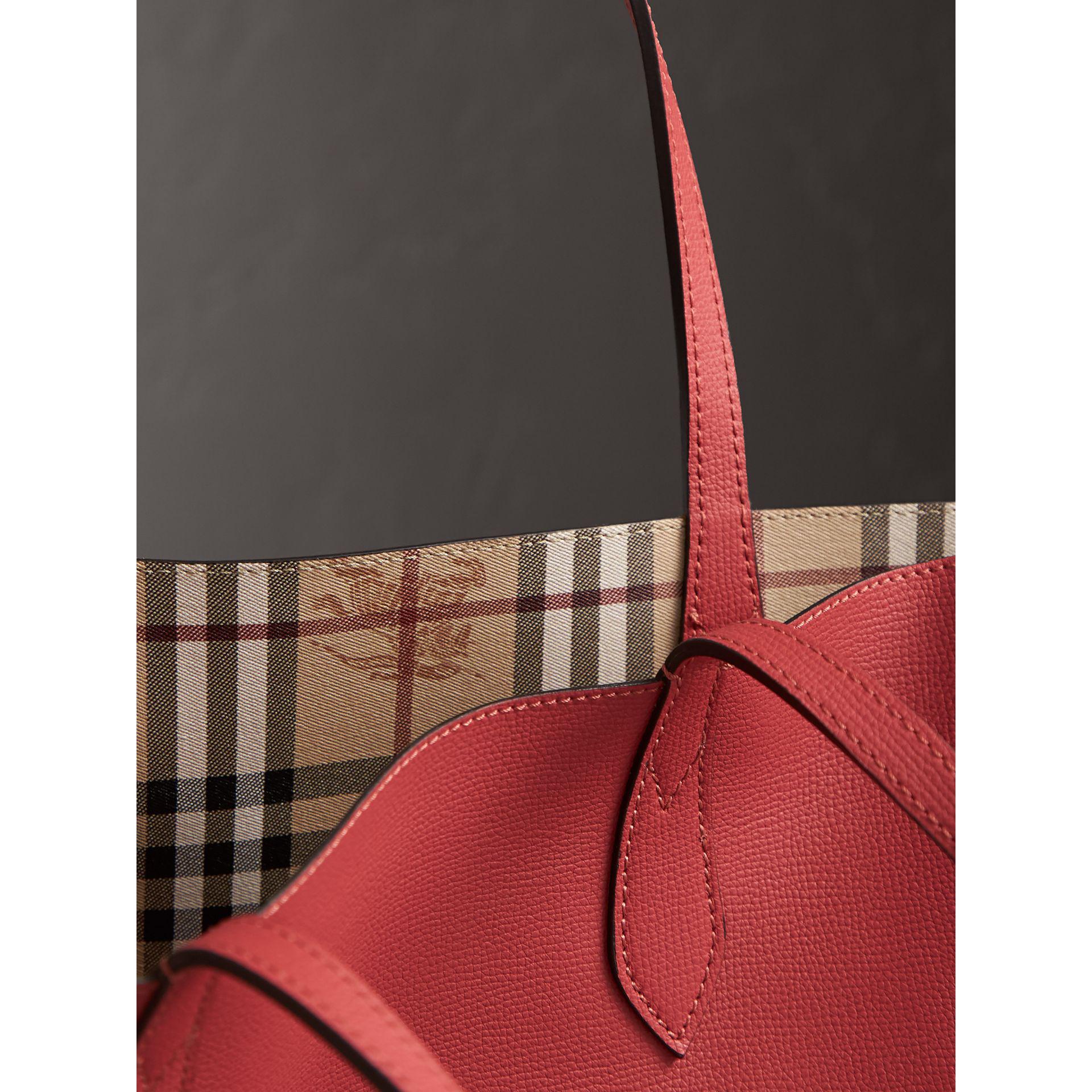 Burberry The Medium Reversible Tote In Haymarket Check And Leather Coral Red