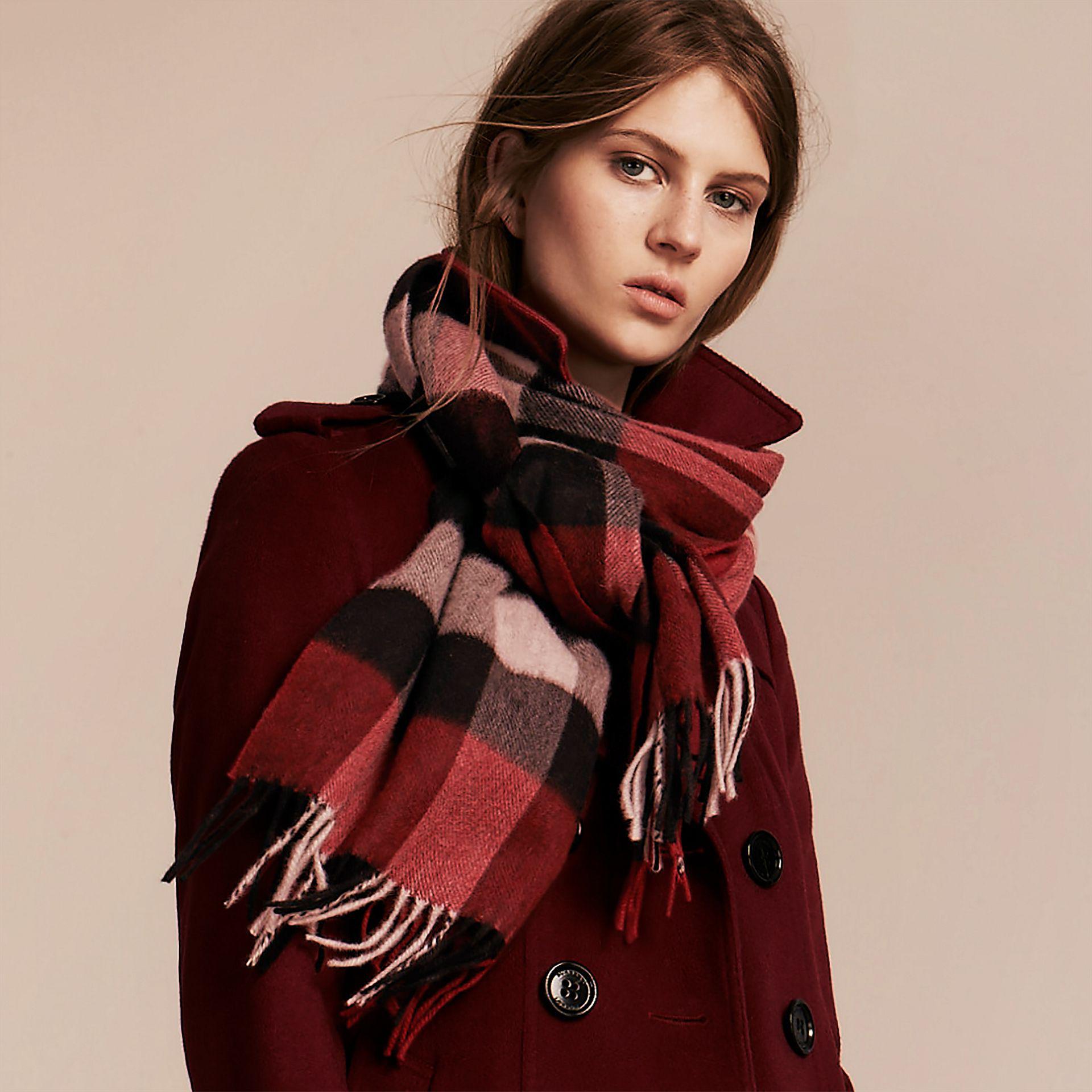 burberry the large classic cashmere scarf in check