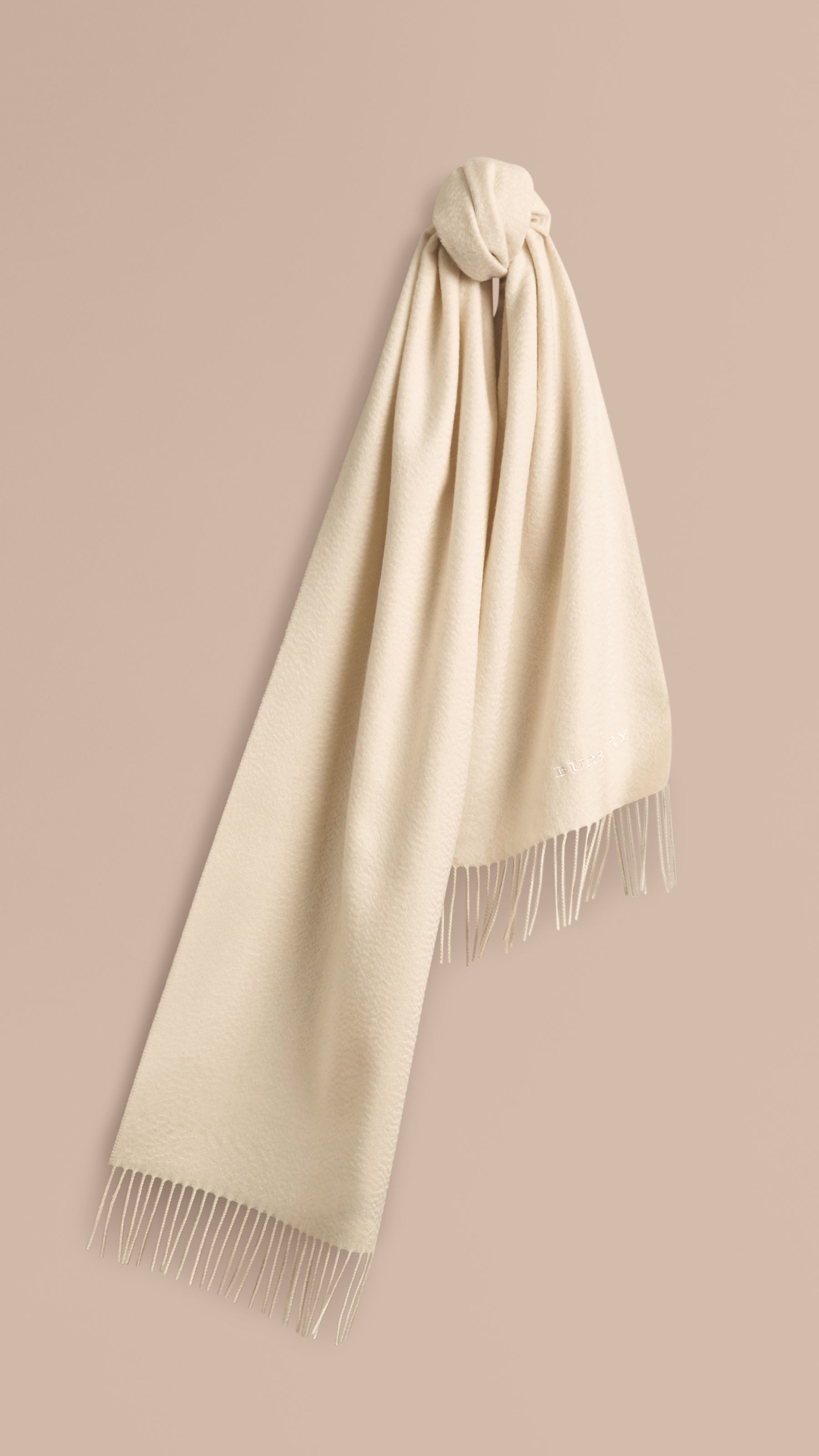Burberry The Classic Cashmere Scarf Natural White in Beige (NATURAL