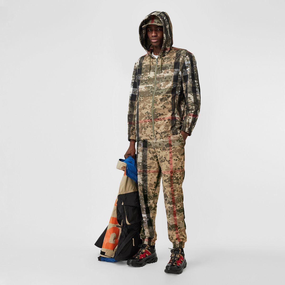 Pantalon de survêtement en nylon check camouflage Burberry pour homme en  coloris Neutre | Lyst