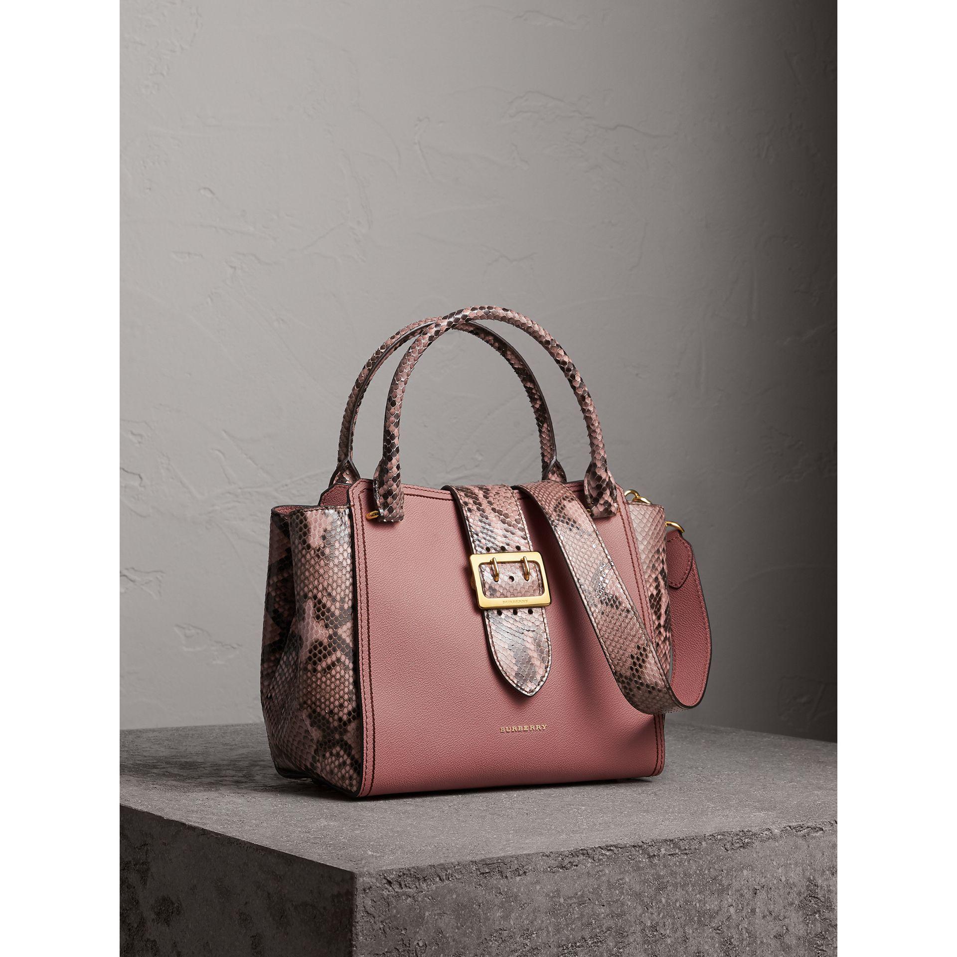Annoncør Ejeren Opdage Burberry The Medium Buckle Tote In Grainy Leather And Python | Lyst