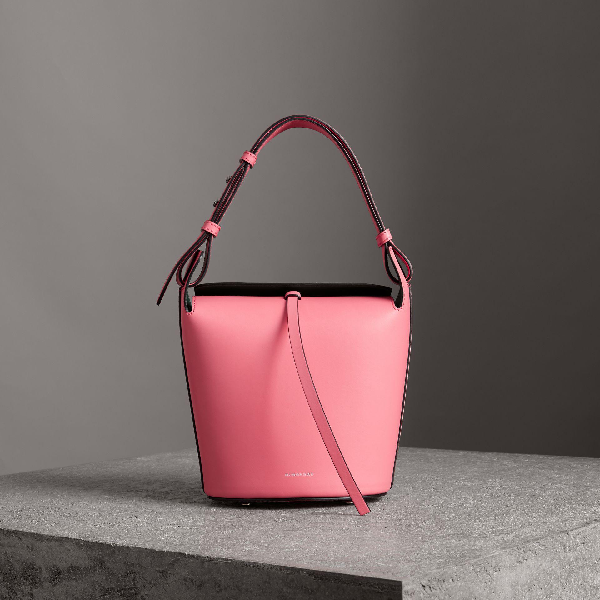 Burberry The Small Leather Bucket Bag in Pink | Lyst