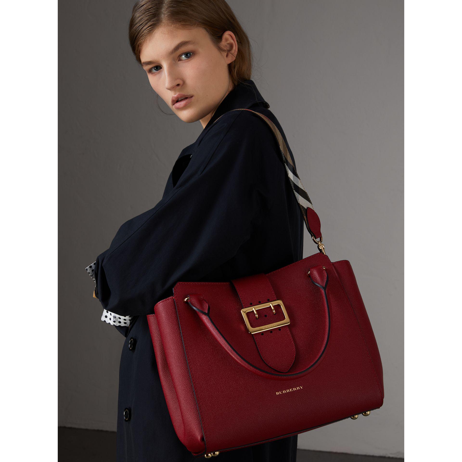 Burberry The Medium Buckle Tote In Grainy Leather Parade Red | Lyst